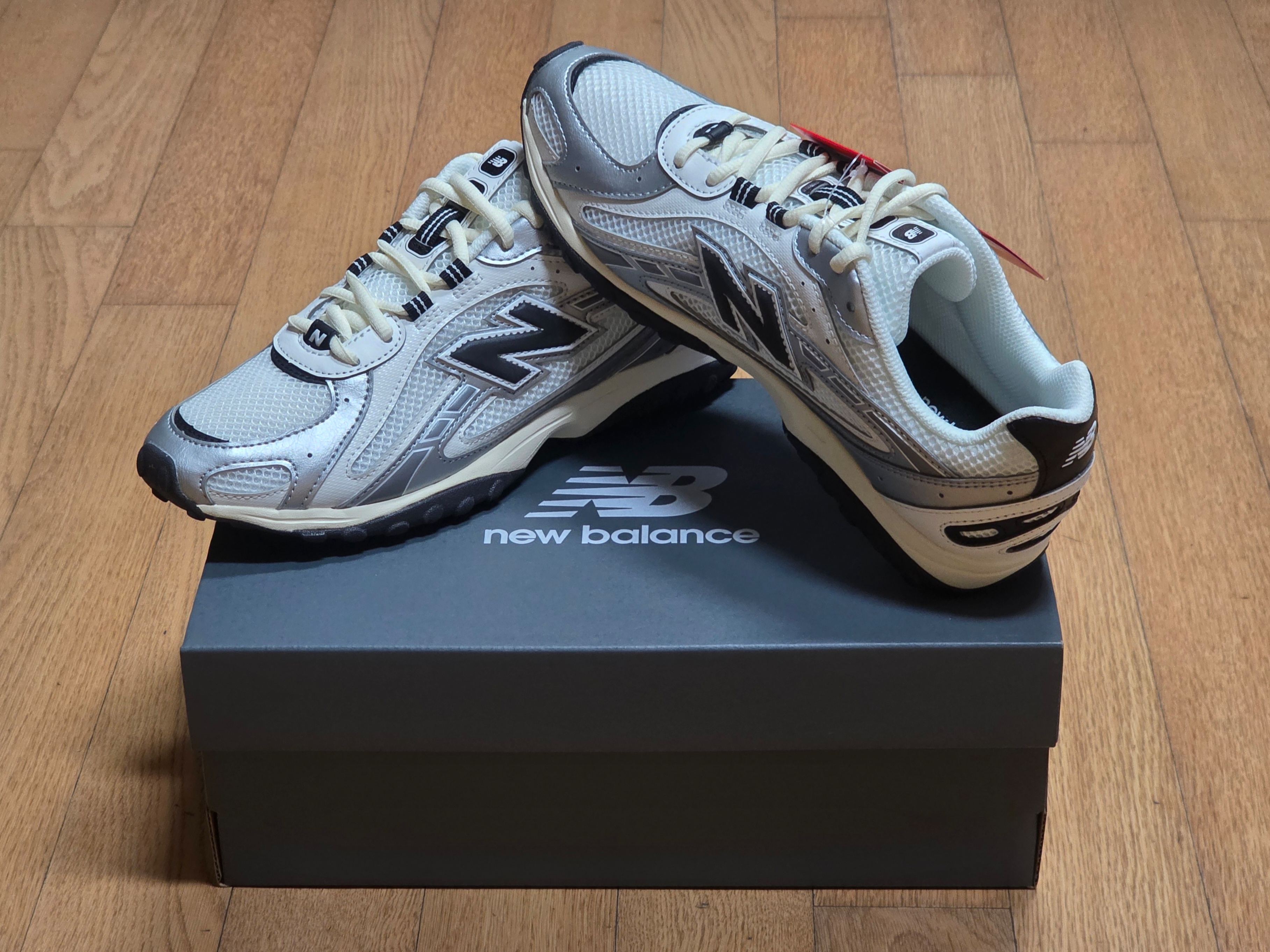 New Balance 204L Silver Metallic Black 착용 스타일 - 1