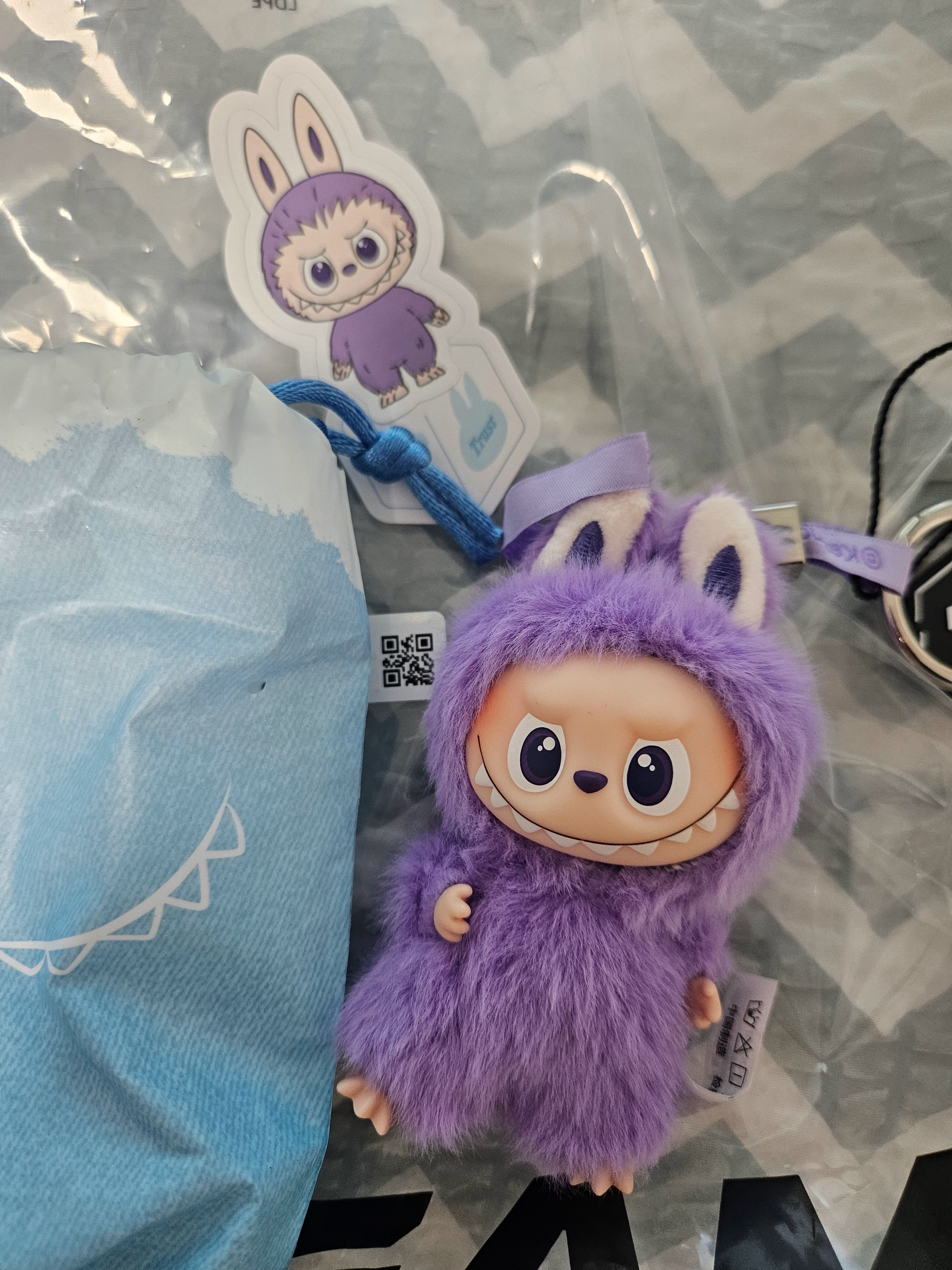 Pop Mart Labubu The Monsters Pin For Love Series Vinyl Plush Pendant (N-Z) T (Opened Case) 착용 스타일 - 1