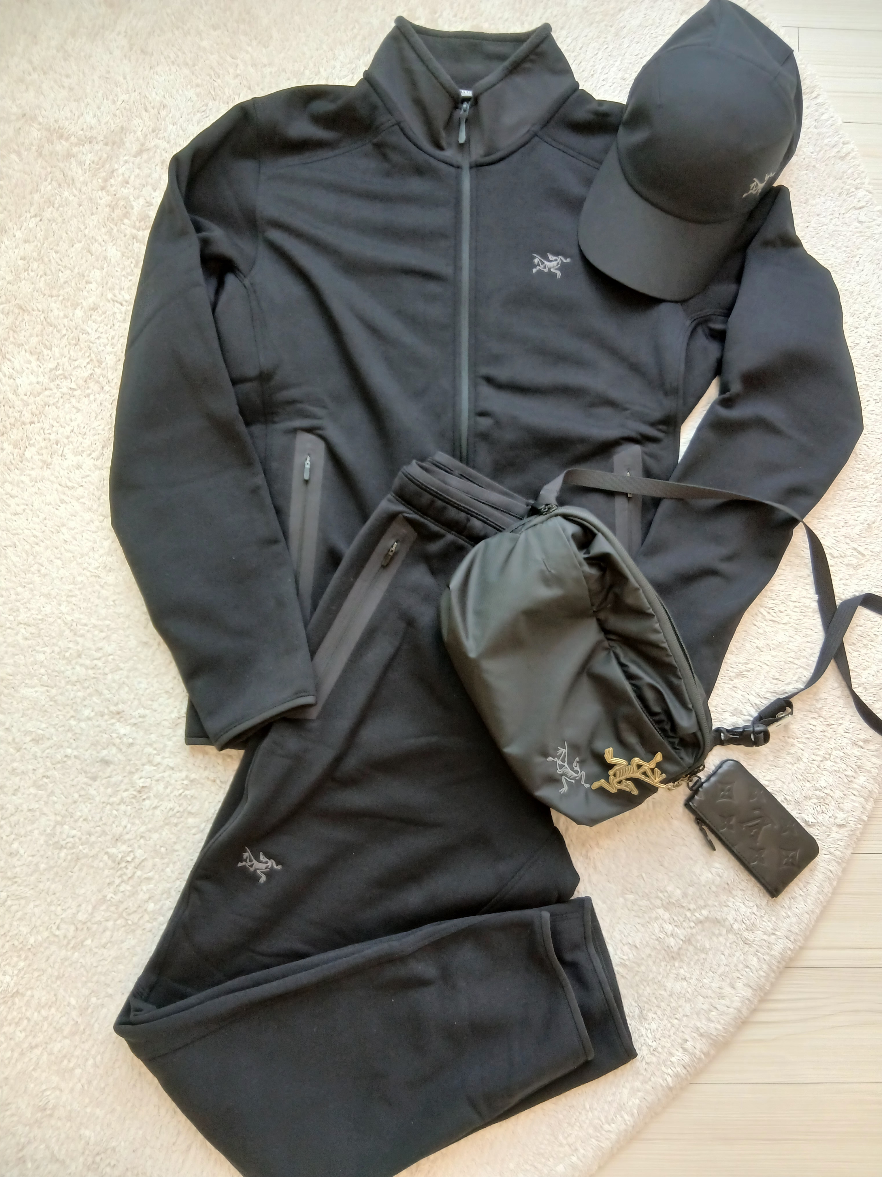Arc'teryx Kyanite Jacket Black, Arc'teryx Heliad 6 Crossbody Bag Black 착용 스타일 - 4