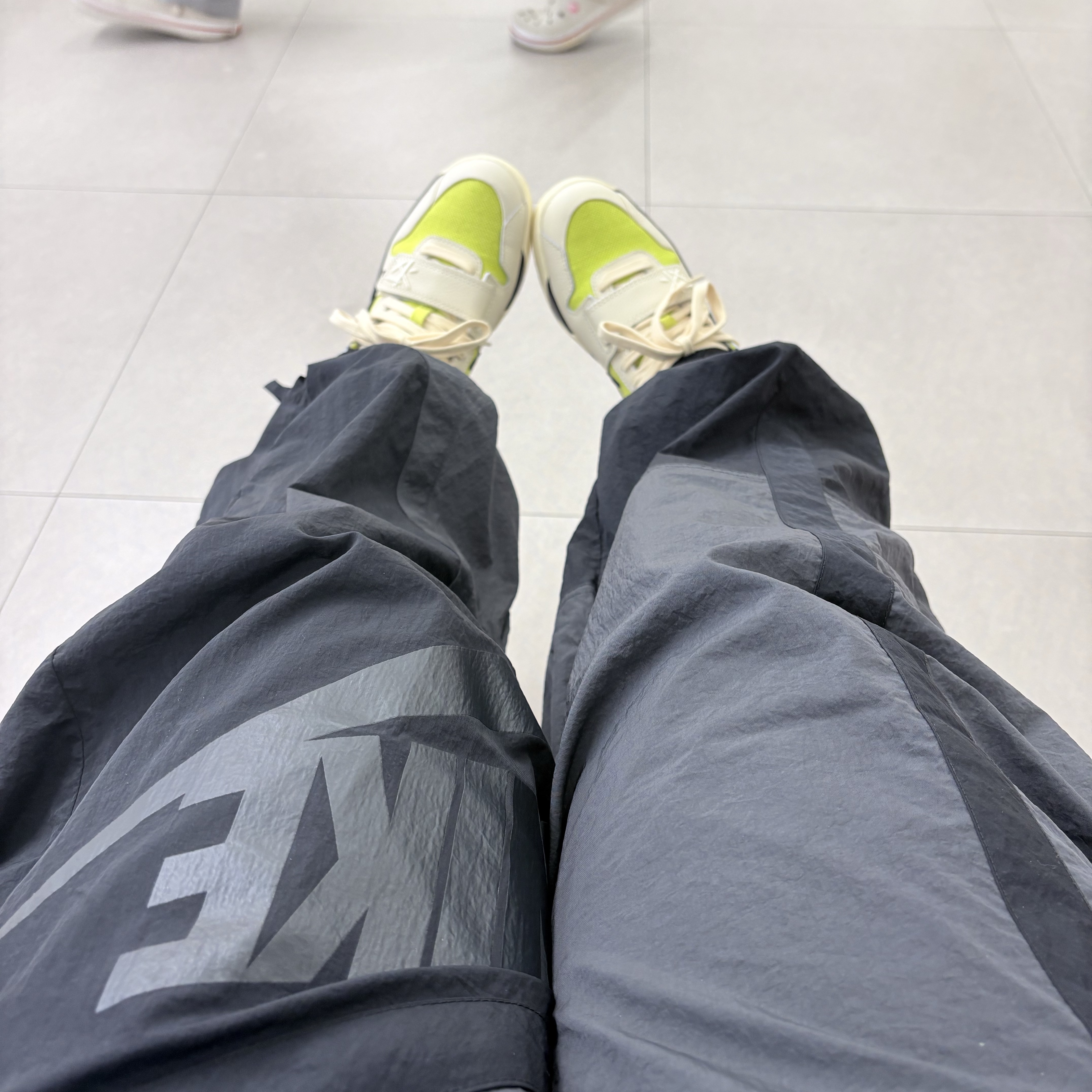 Jordan x Travis Scott Jumpman Jack TR Bright Cactus, Monamhee Beulpingi Keyring with White Pants Black 착용 스타일 - 3