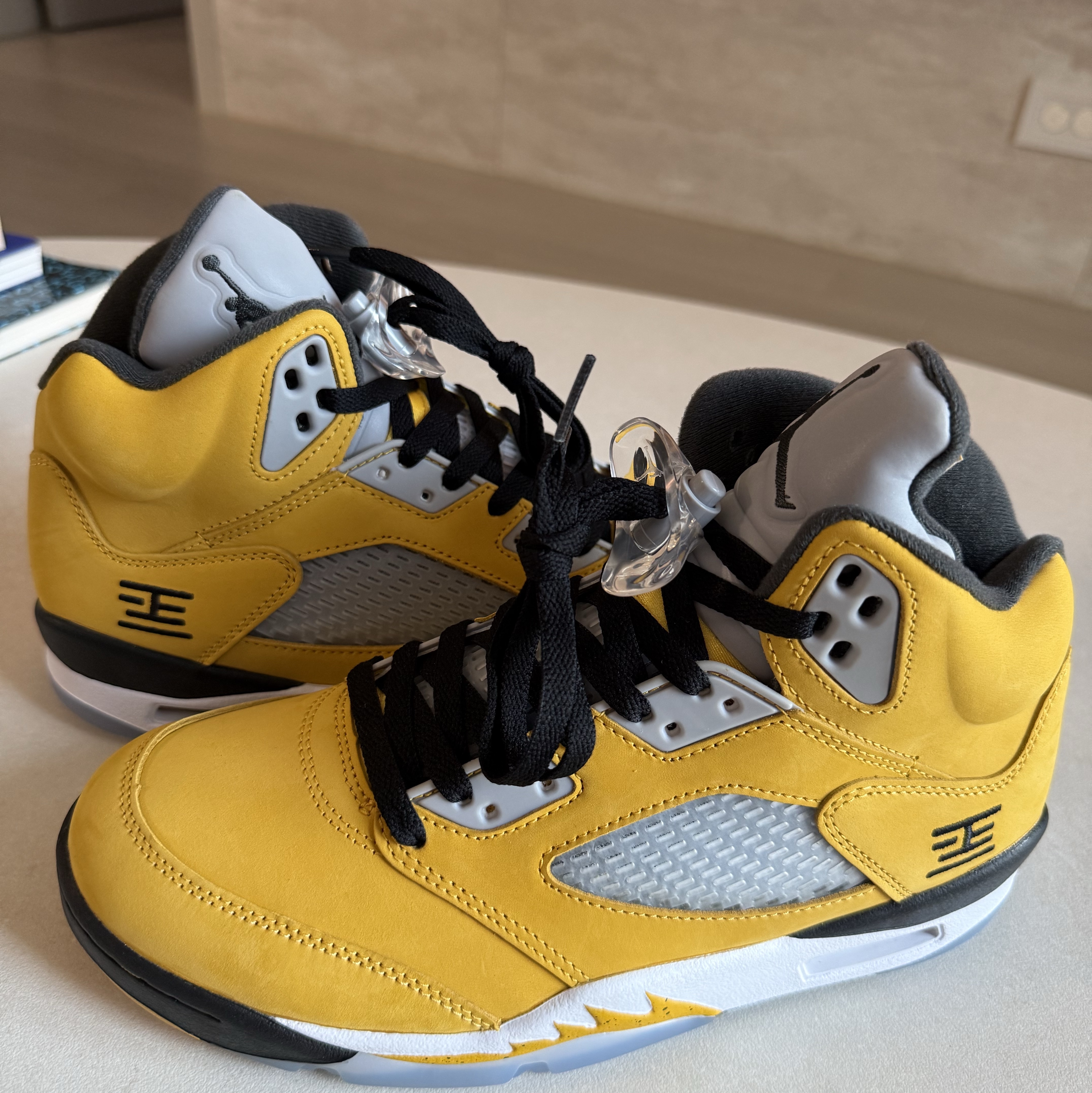 Jordan 5 Retro Varsity Maize and Wolf Grey 착용 스타일