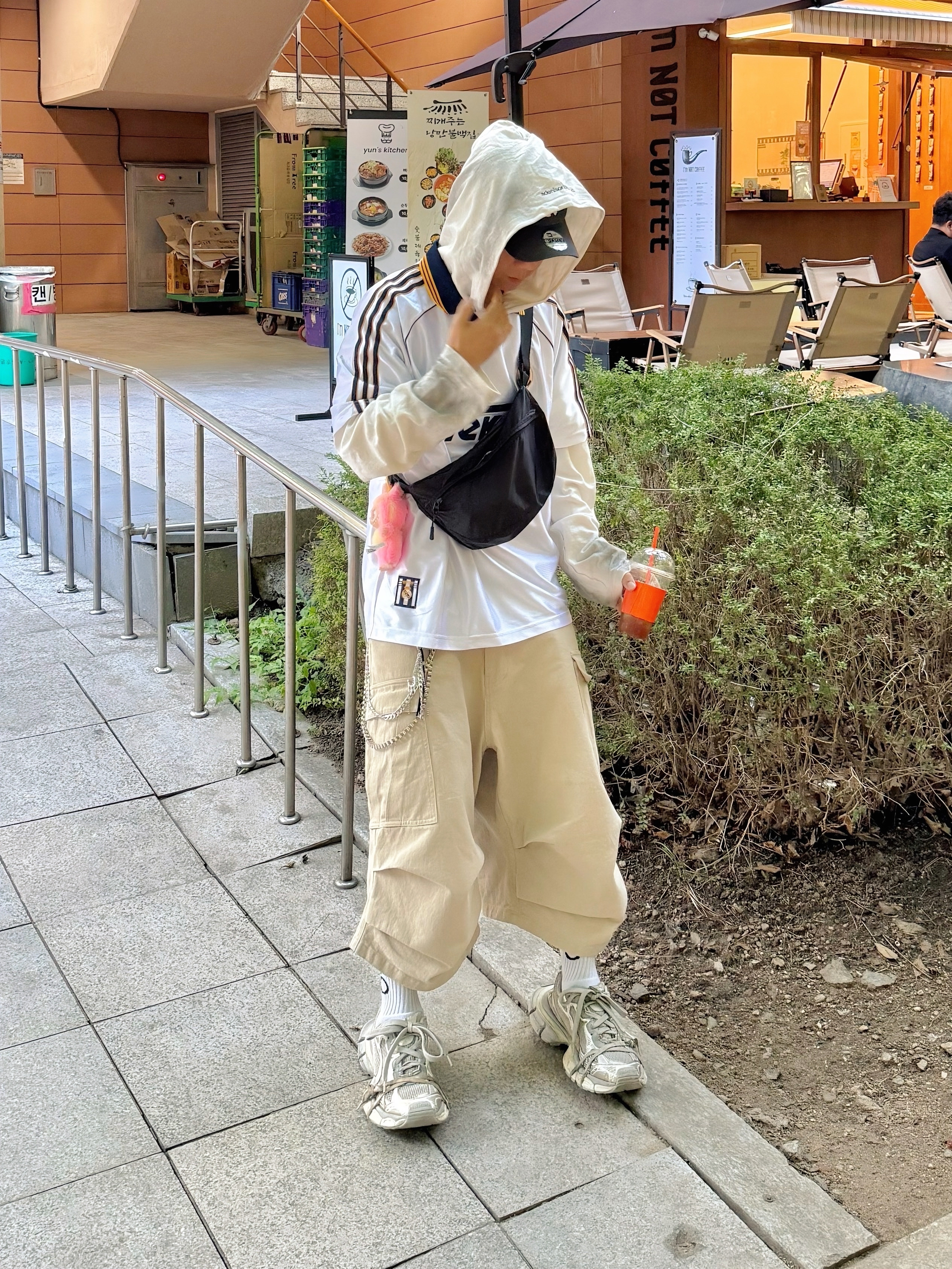 Nonnod Side Cargo Shorts Beige, Adidas Real Madrid 99/00 Home Jersey White - KR Sizing (Non Marking Ver.) 착용 스타일 - 3