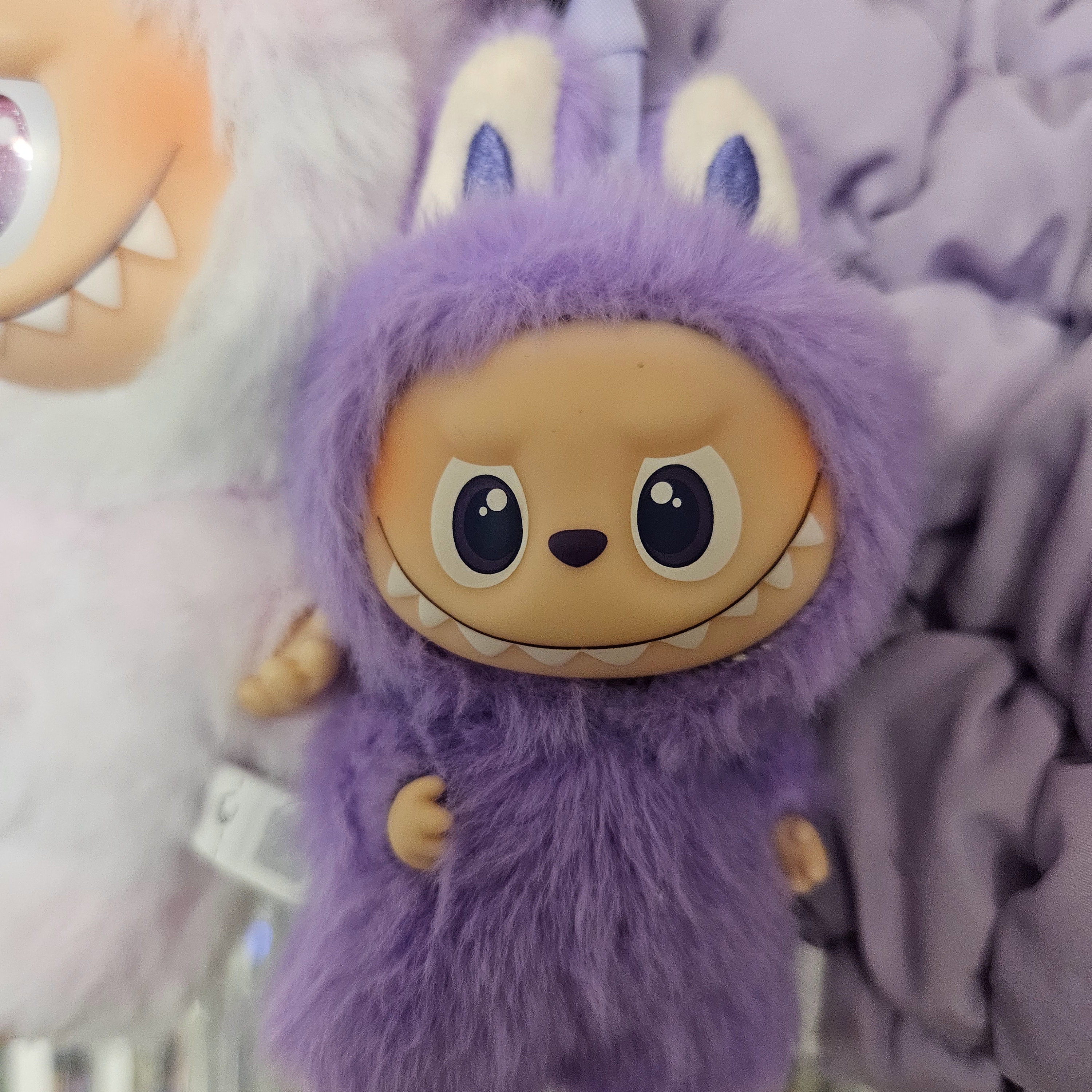 Pop Mart Labubu The Monsters Pin For Love Series Vinyl Plush Pendant (N-Z) T (Opened Case), Pop Mart Labubu The Monsters Highlight Series Luck Keyring (Opened Case) 착용 스타일 - 2