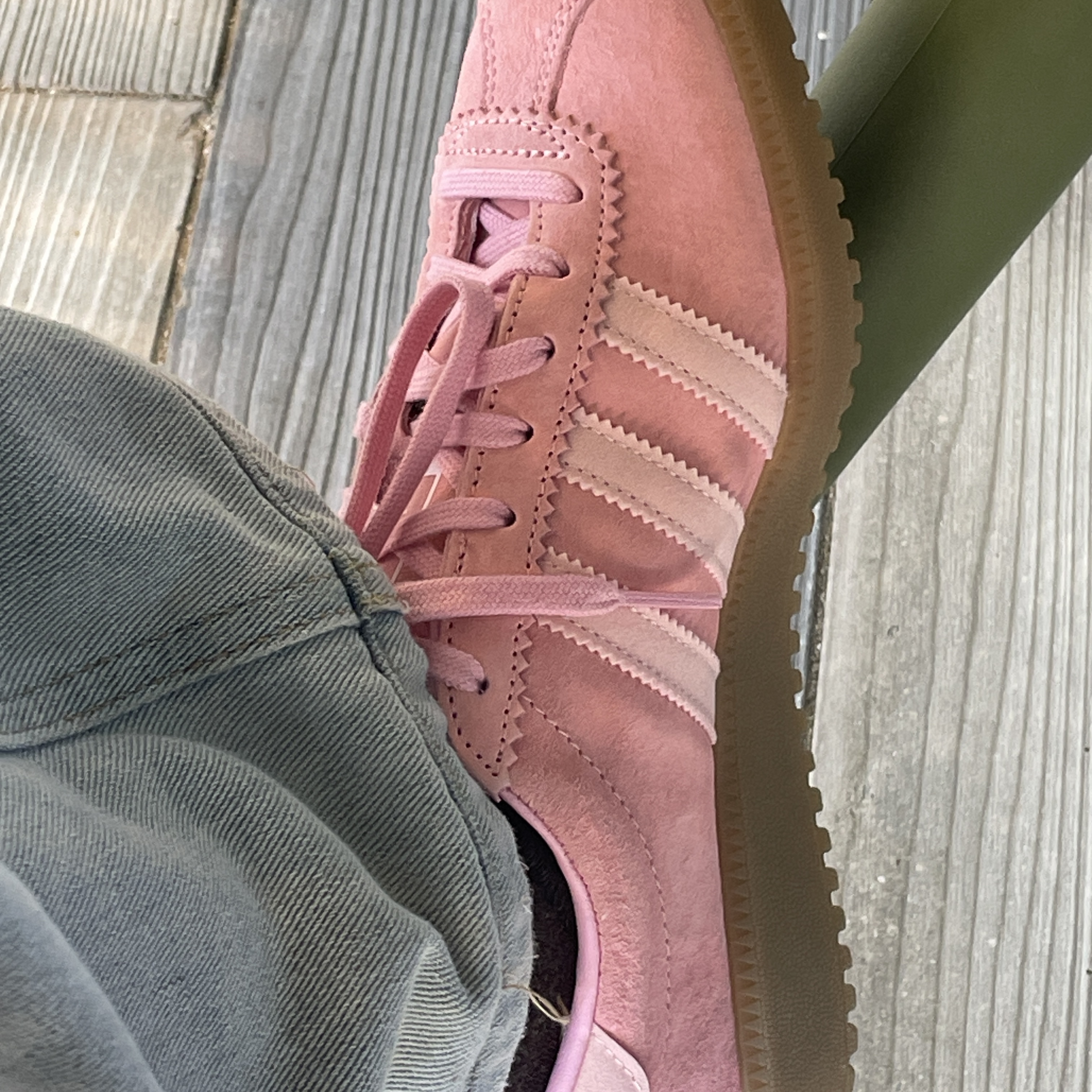 Adidas Bermuda Glow Pink 착용 스타일