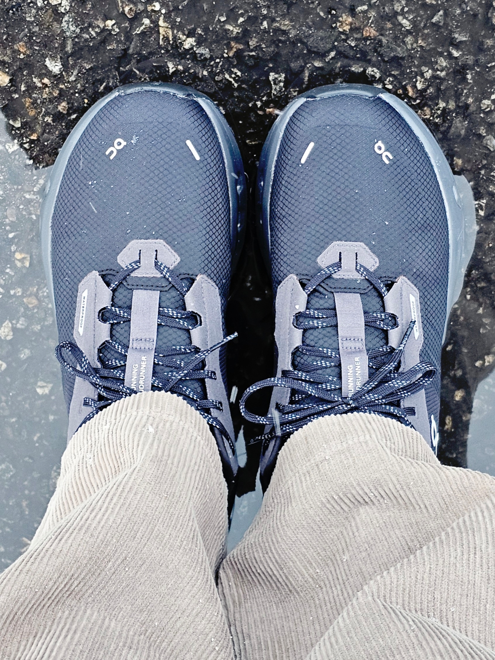 On Running Cloudrunner 2 Waterproof Magnet Black 착용 스타일 - 2