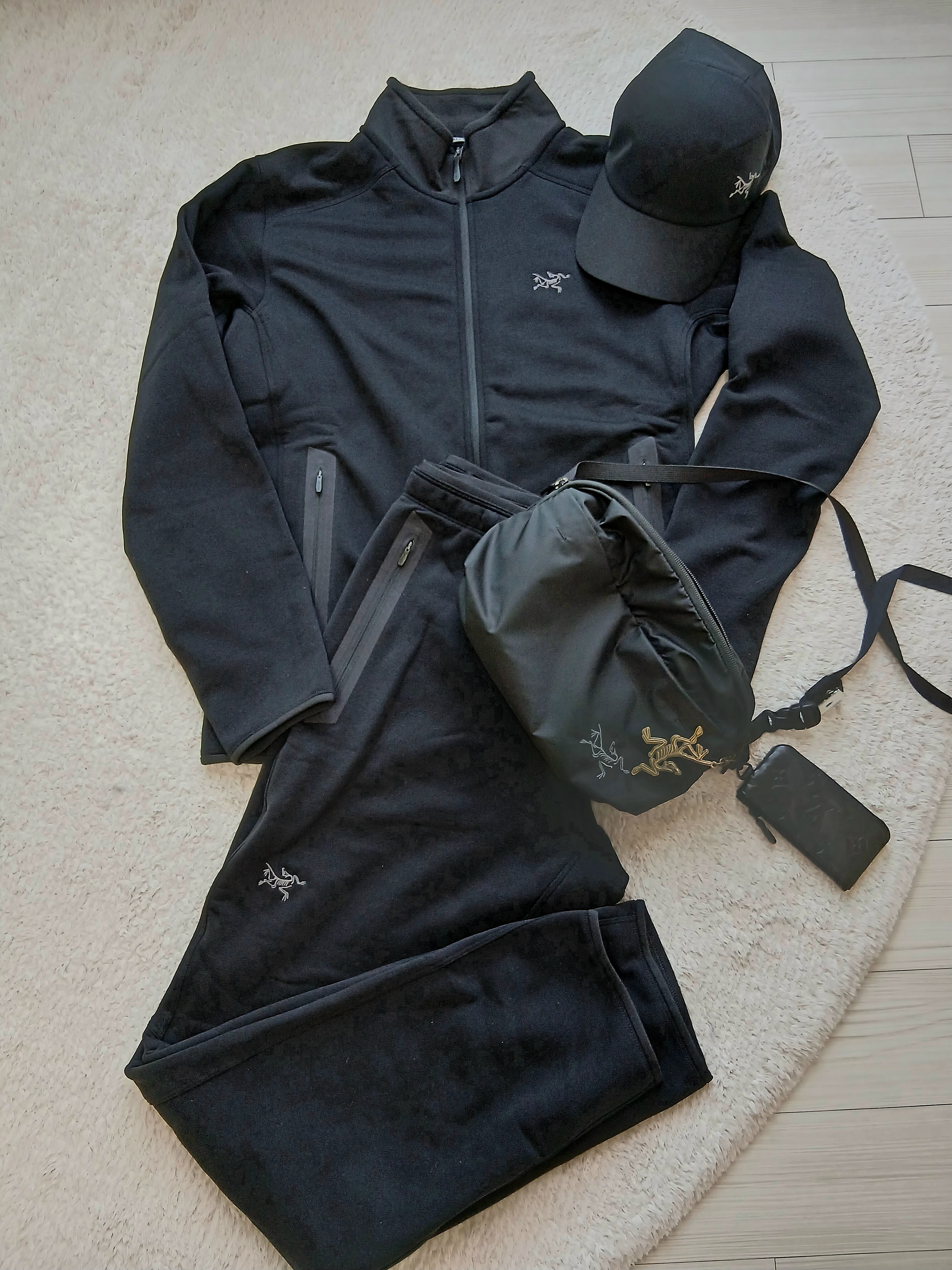 Arc'teryx Kyanite Jacket Black, Arc'teryx Heliad 6 Crossbody Bag Black 착용 스타일 - 1