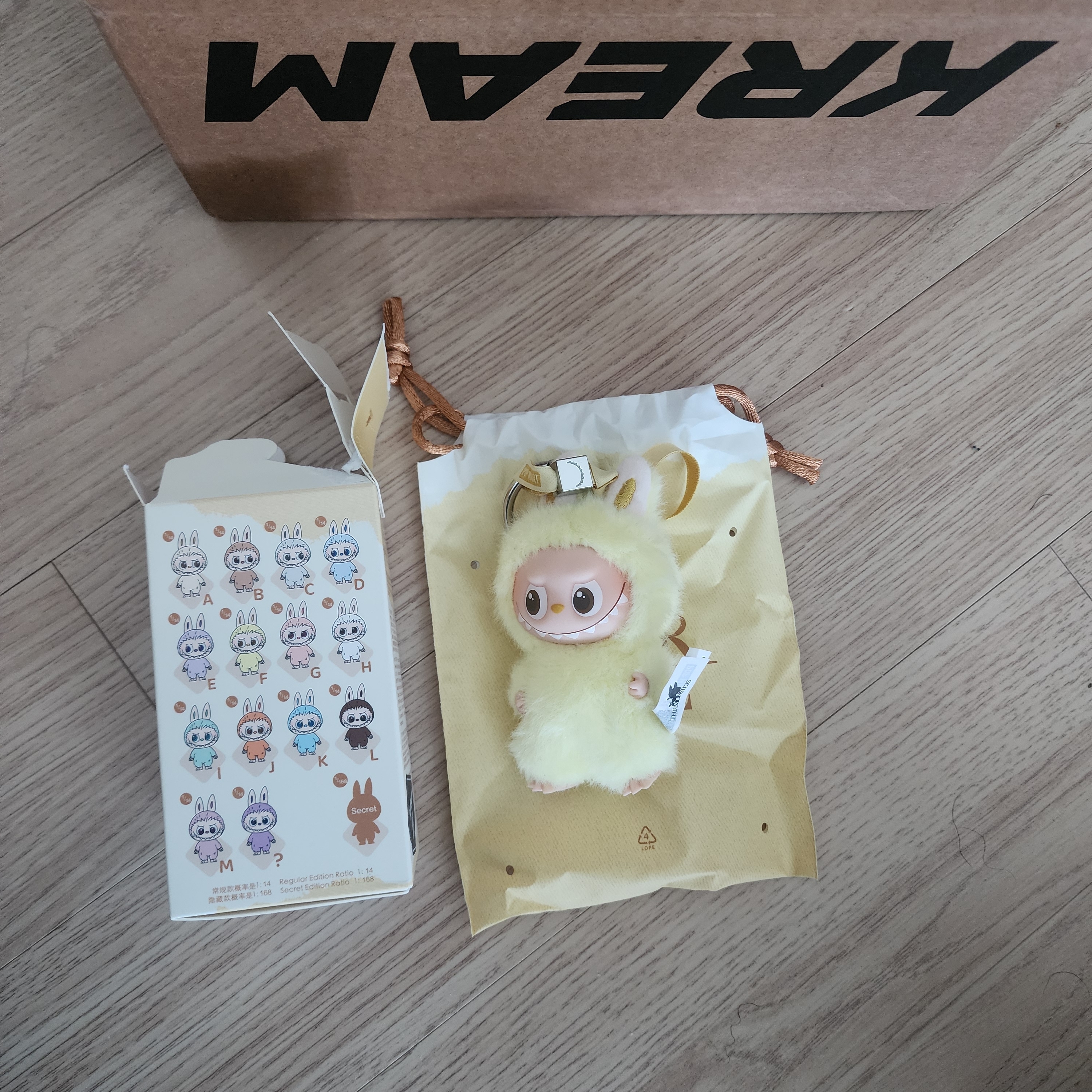 Pop Mart Labubu The Monsters Pin For Love Series Vinyl Plush Pendant Sealed Case (A-M) (1 Blind Box) 착용 스타일