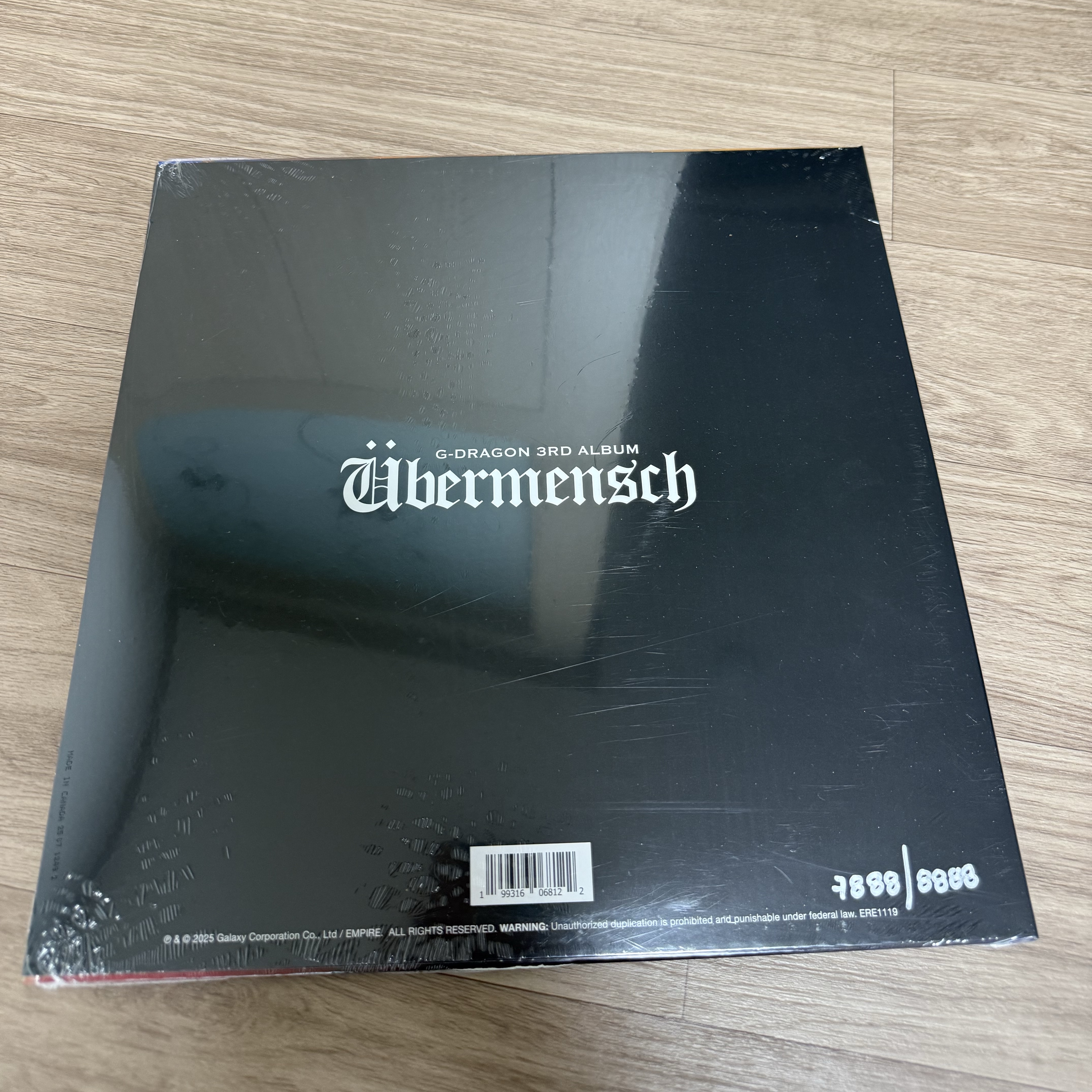 G-DRAGON Ubermensch Rainbow Eco Mix Vinyl (Random Color) 착용 스타일 - 2