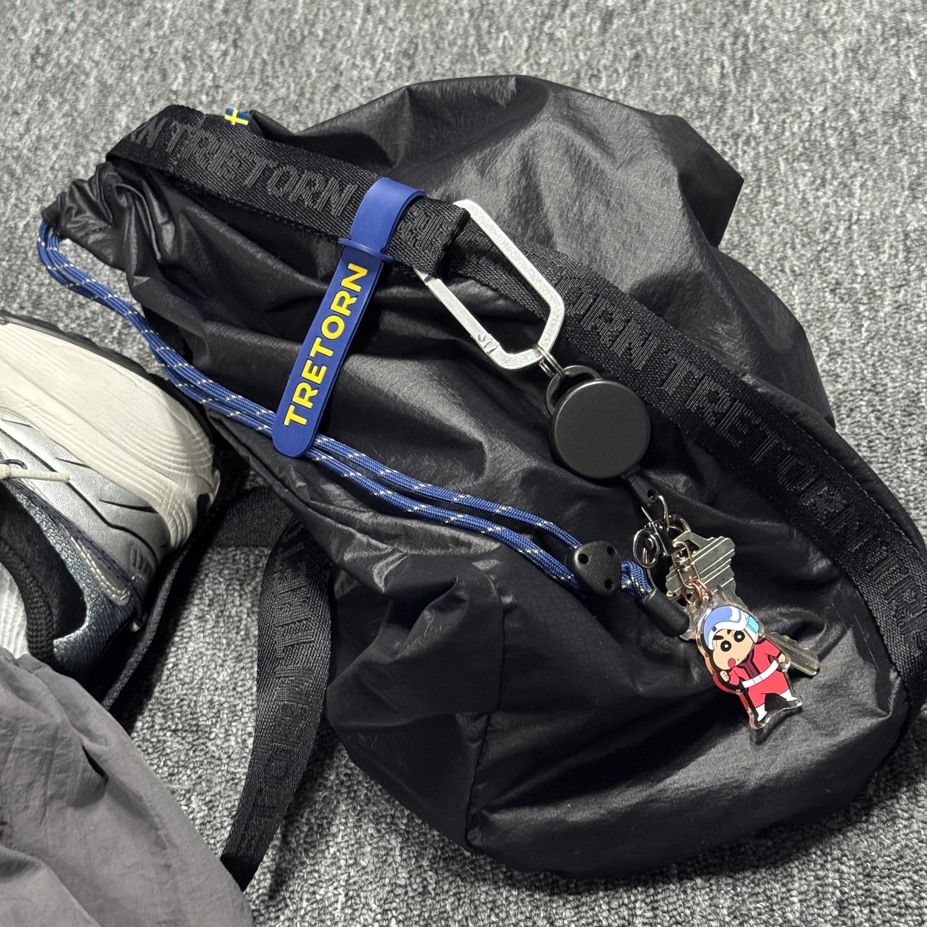 Tretorn Nylon Rip Sling Bag Black, Asics x Andersson Bell Gel-1090 Glacier Grey Silver 착용 스타일 - 1