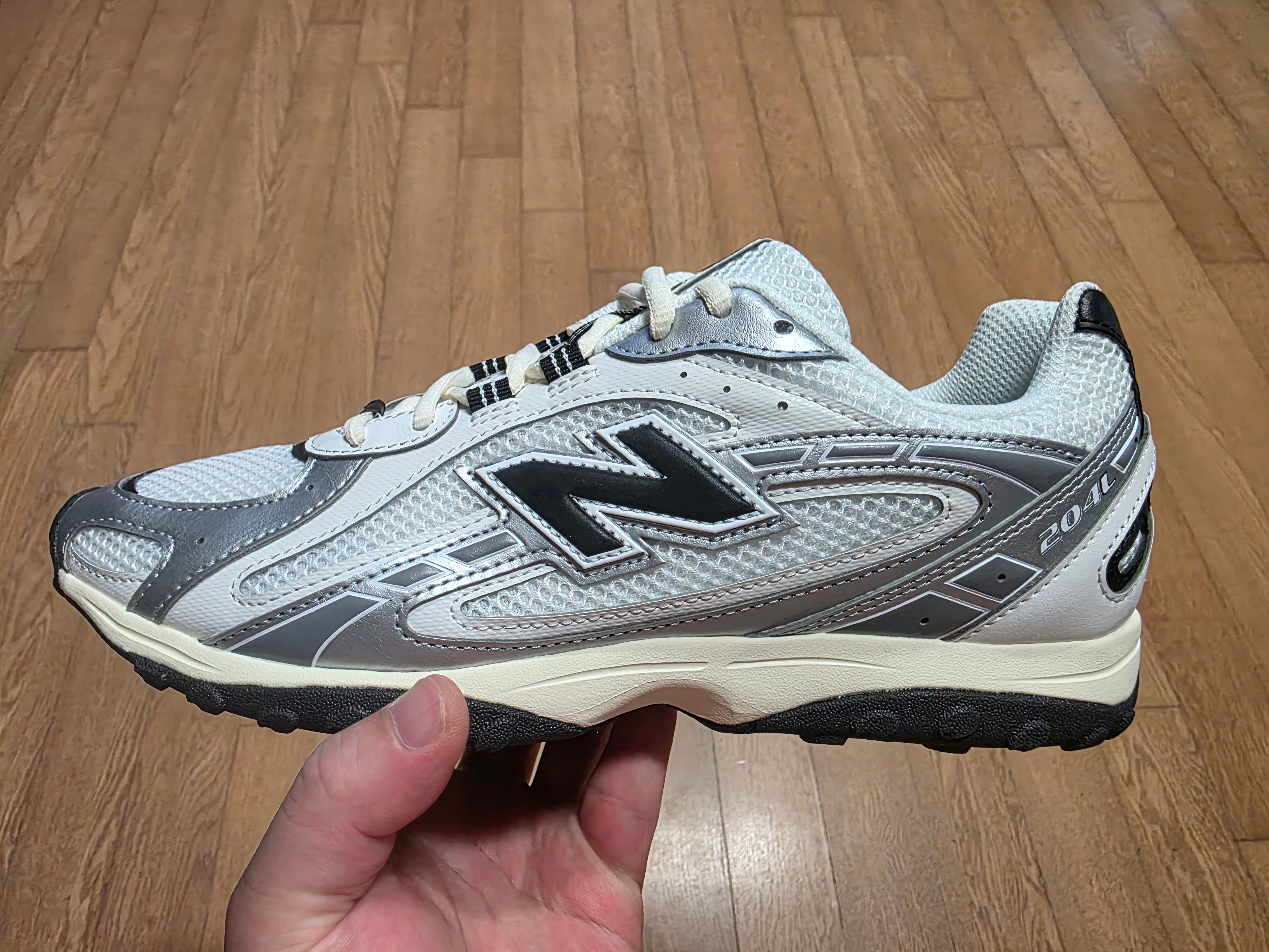 New Balance 204L Silver Metallic Black 착용 스타일 - 3