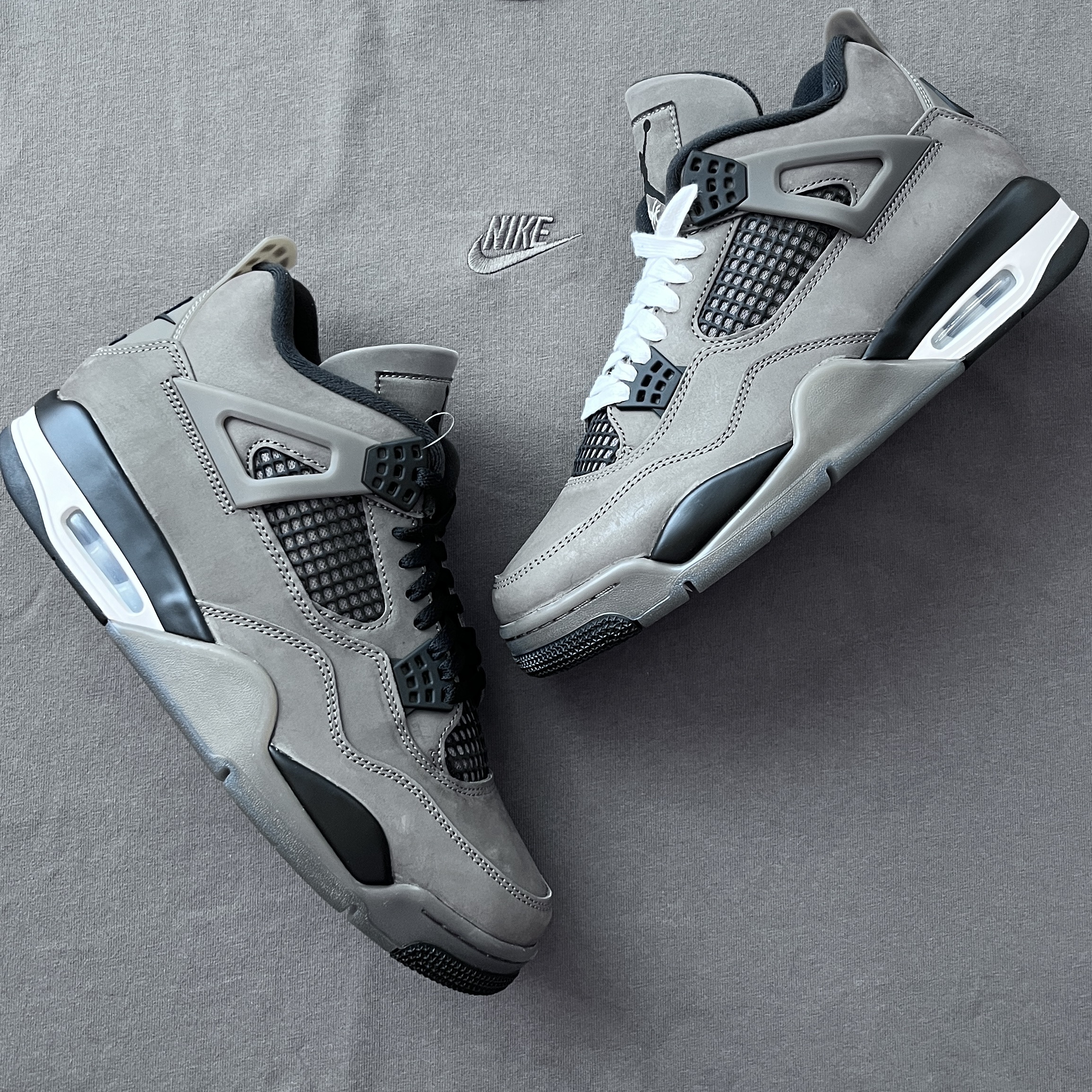 Jordan 4 Retro Cave Stone and Black 착용 스타일 - 1