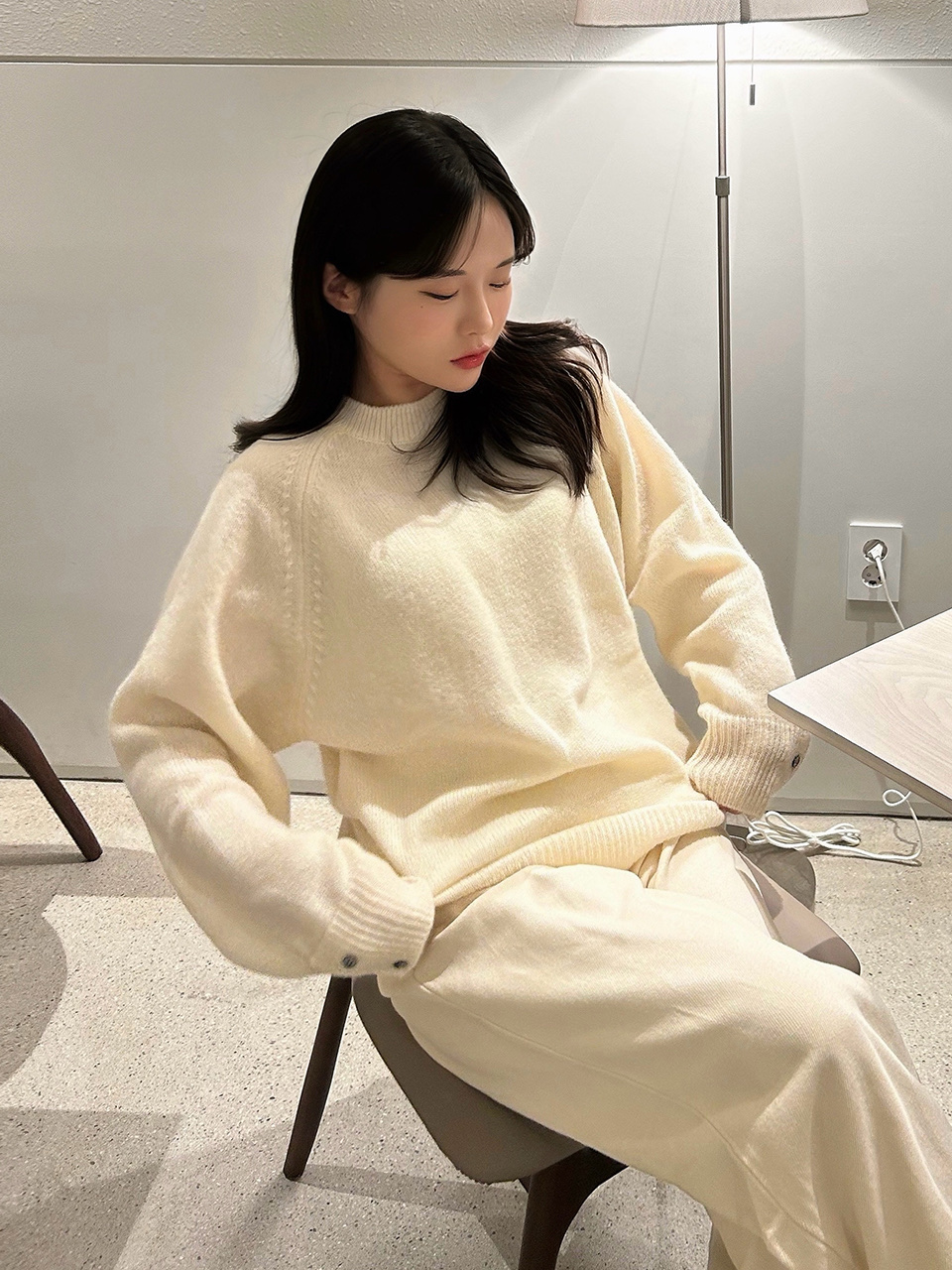 Knitted Shaggy Dog Wool 100% Round Knit Ivory 착용 스타일