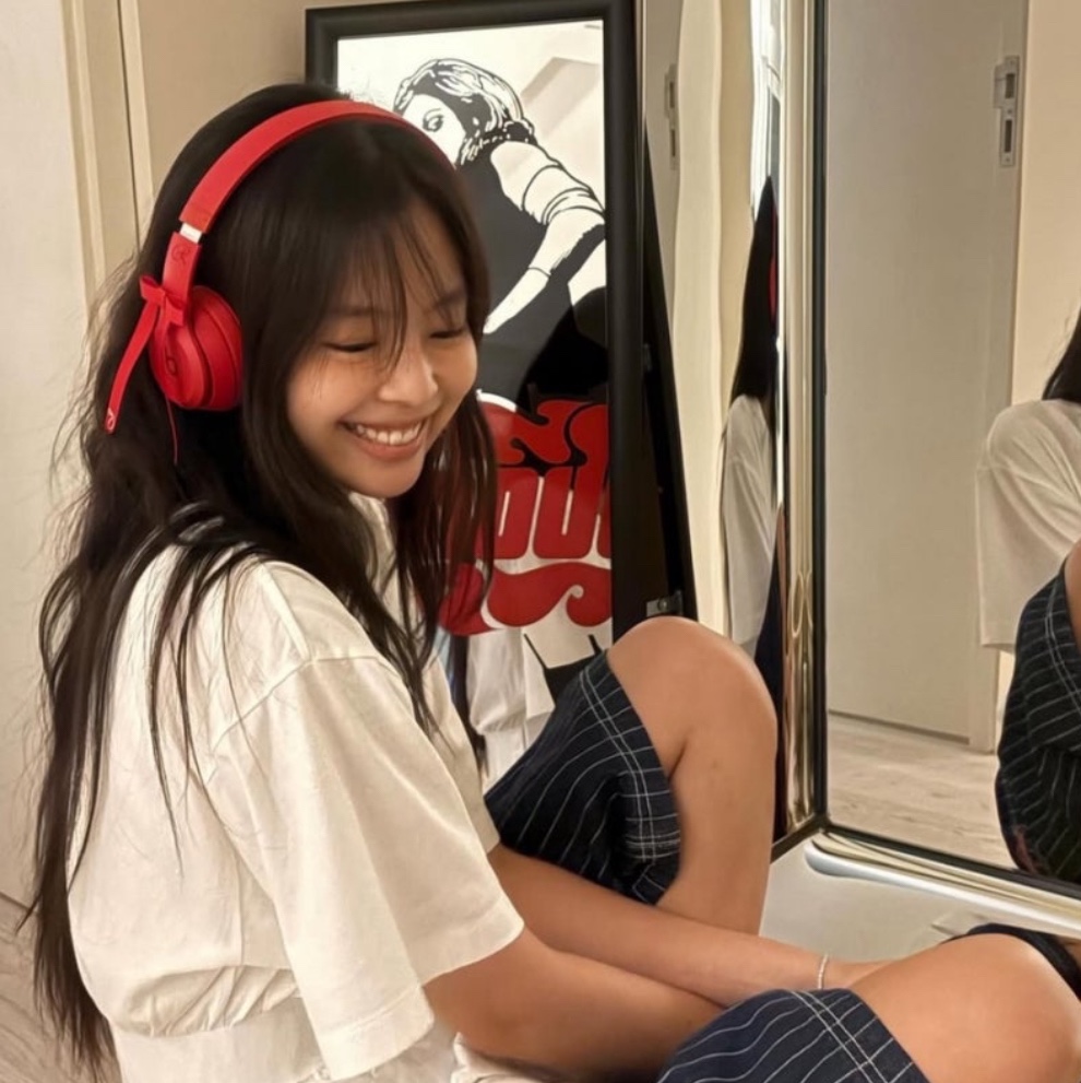 Beats Solo 4 Wireless On Ear Headphone Jennie Special Edition Ruby Red (Korean Ver.) 착용 스타일 - 2