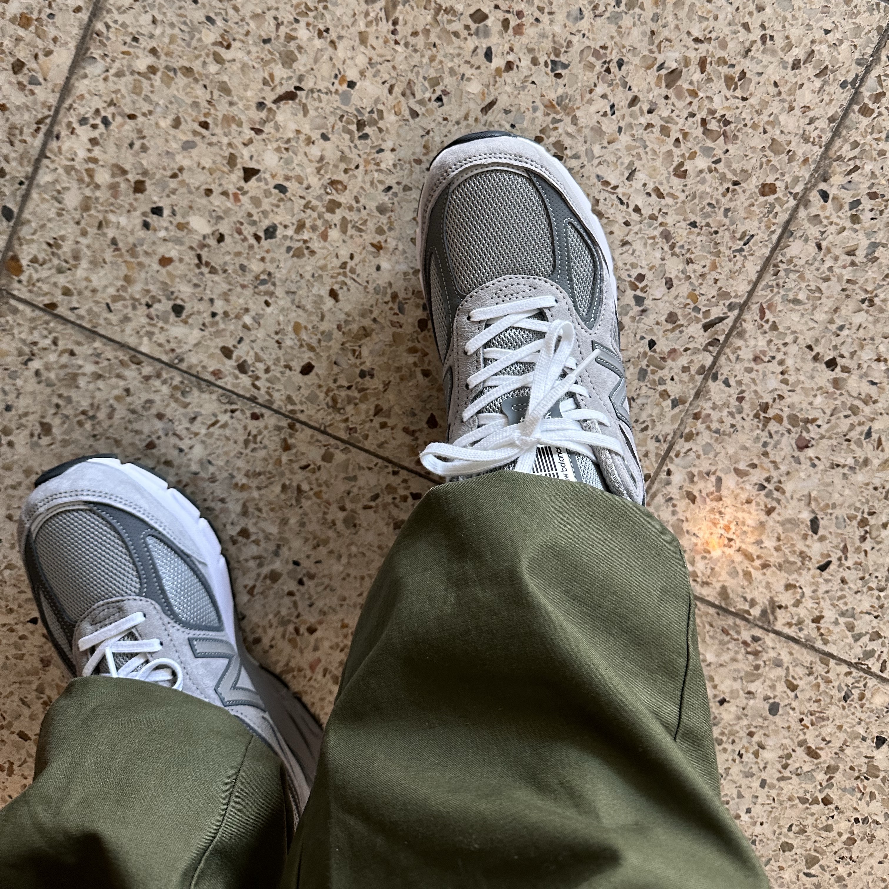 New Balance 990v4 Made in USA Grey Silver 착용 스타일