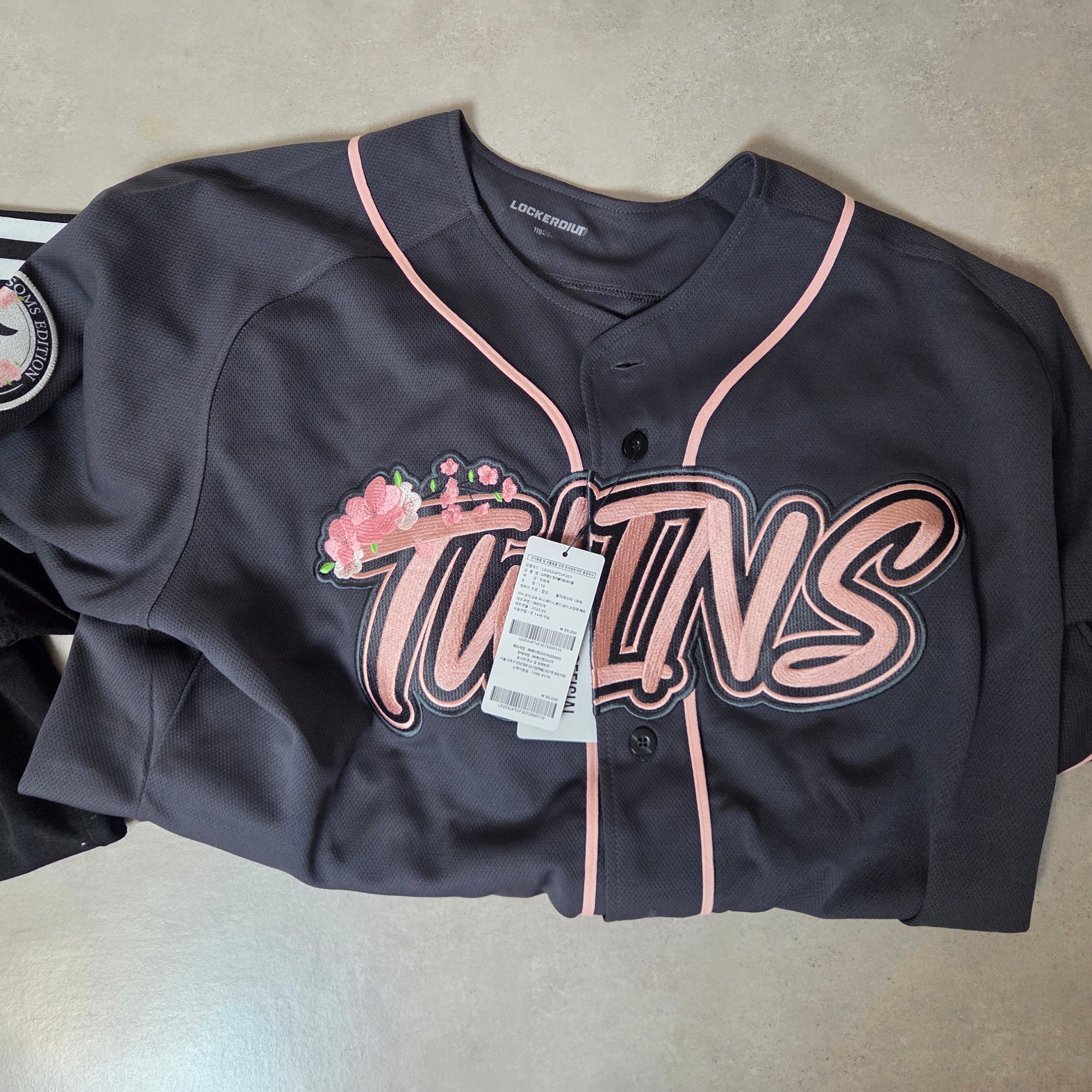 LG TWINS Collection Pink Blossom Uniform 착용 스타일