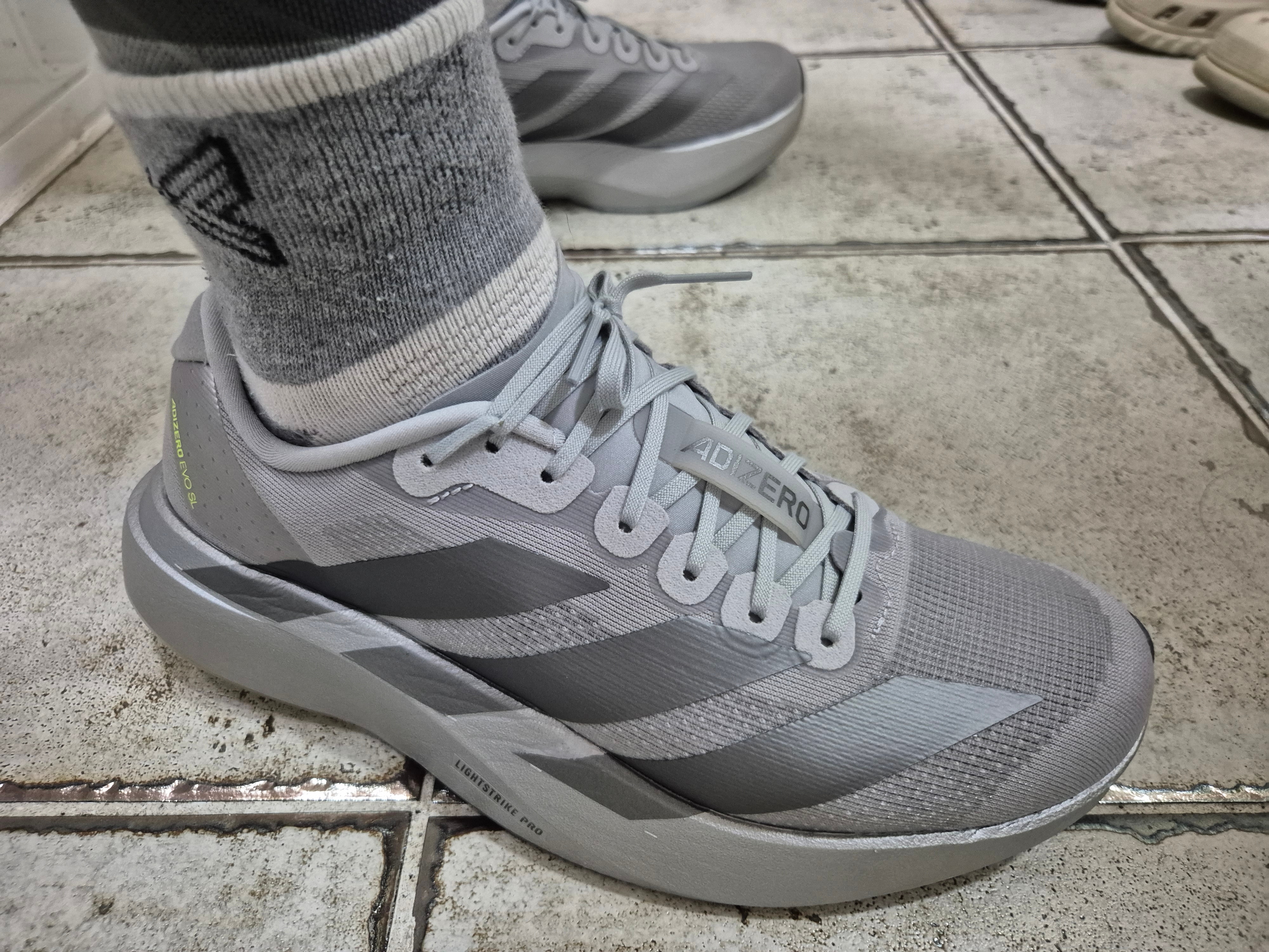 Adidas Adizero EVO SL Silver Metallic Iron Metallic 착용 스타일 - 2