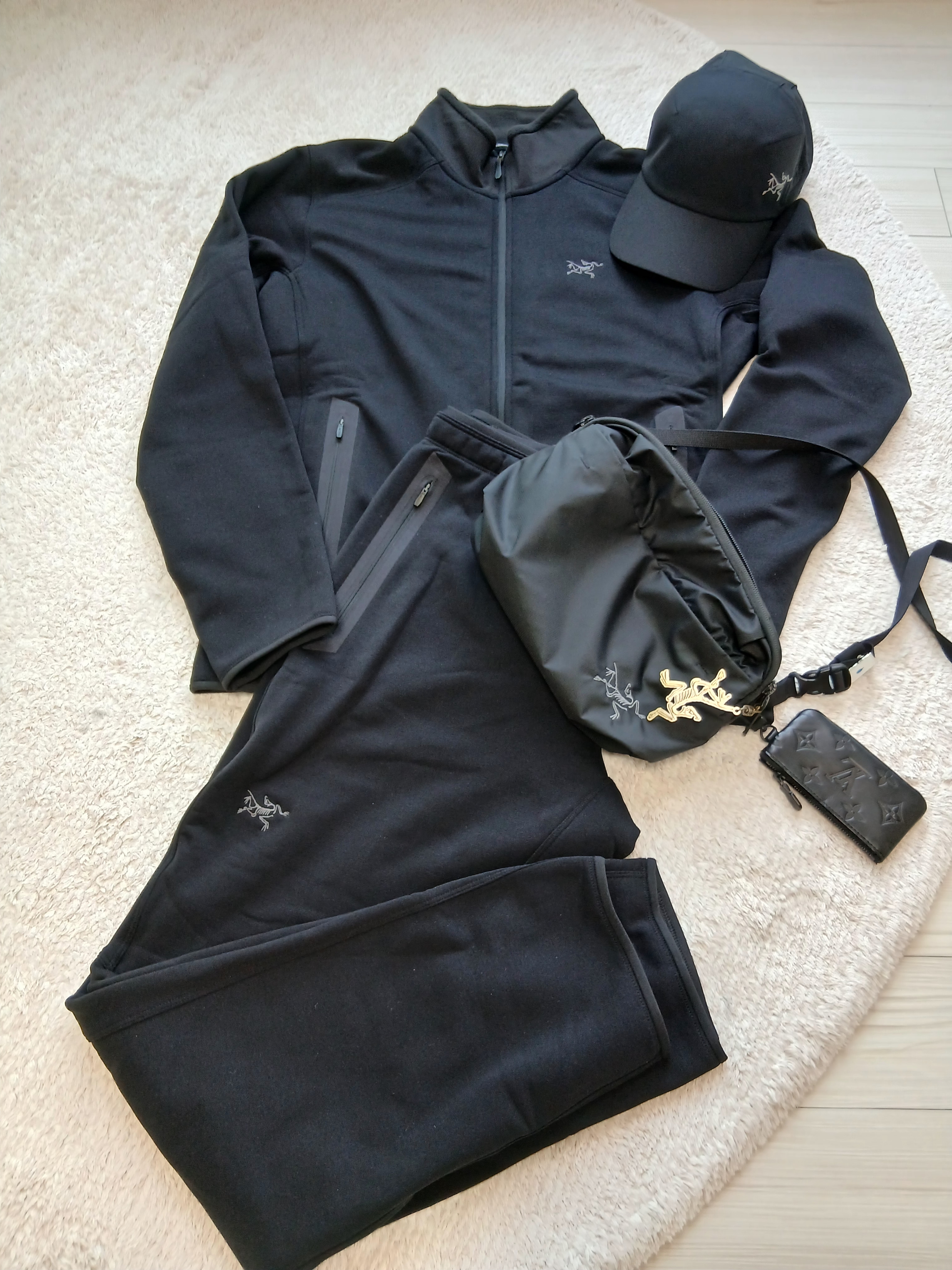 Arc'teryx Kyanite Jacket Black, Arc'teryx Heliad 6 Crossbody Bag Black 착용 스타일 - 2