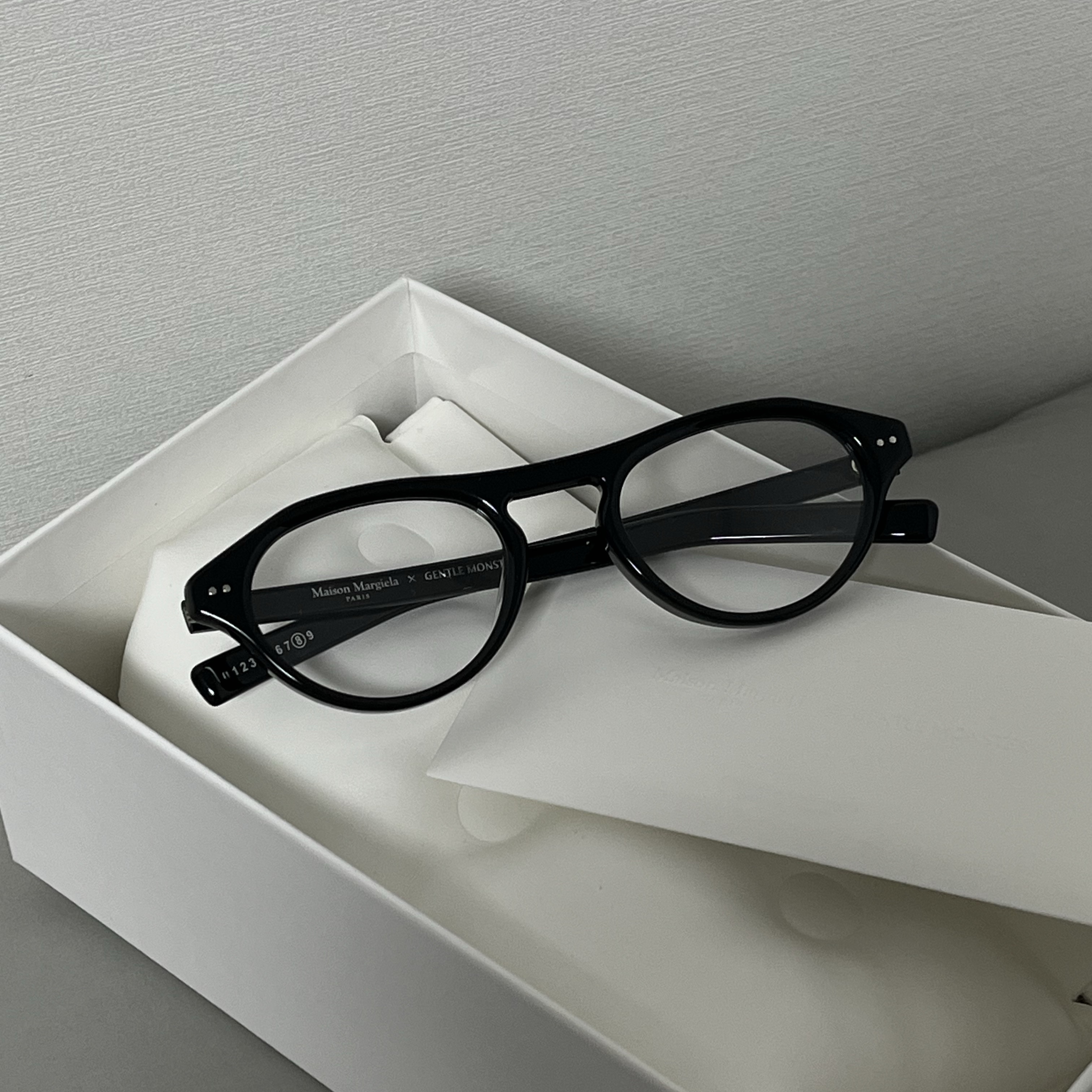Gentle Monster x Maison Margiela MM112 Black Clear 착용 스타일