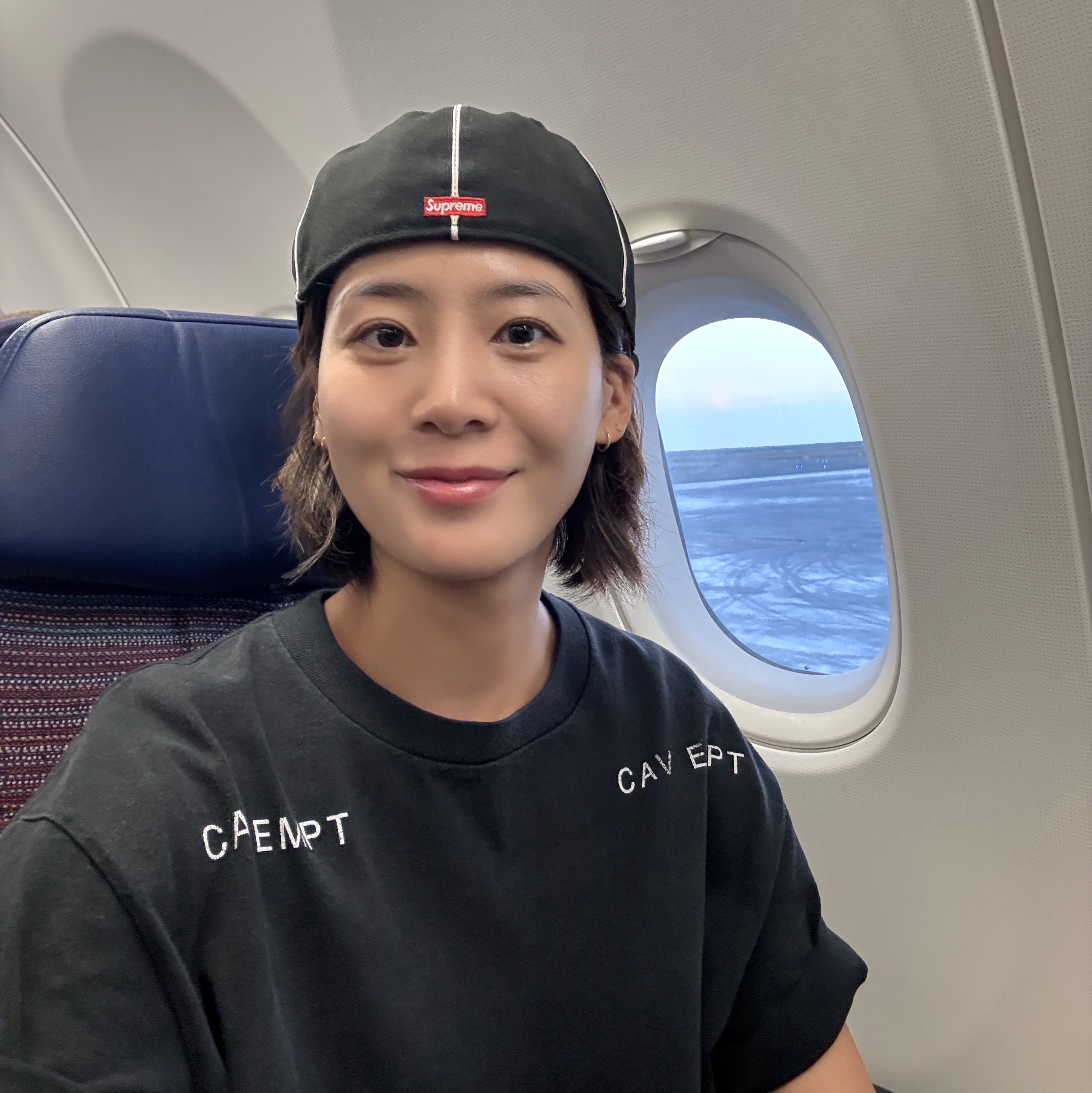 Supreme Piping Script Logo New Era Black - 25SS 착용 스타일 - 4