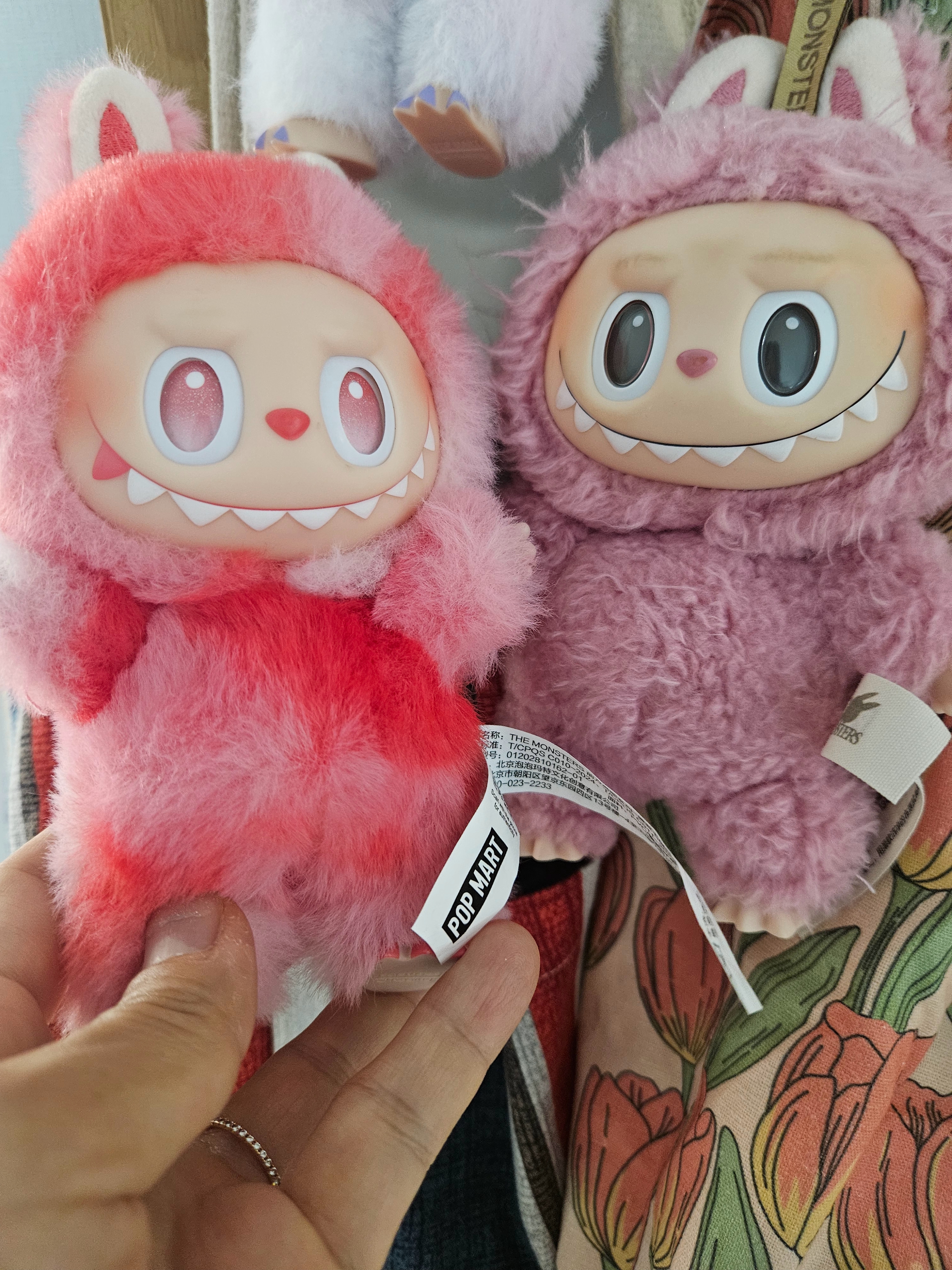 Pop Mart Labubu The Monsters Highlight Series Luck Keyring (Opened Case), Pop Mart Labubu The Monsters Labubu Tasty Macarons Series Lyche Berry Keyring 착용 스타일 - 2