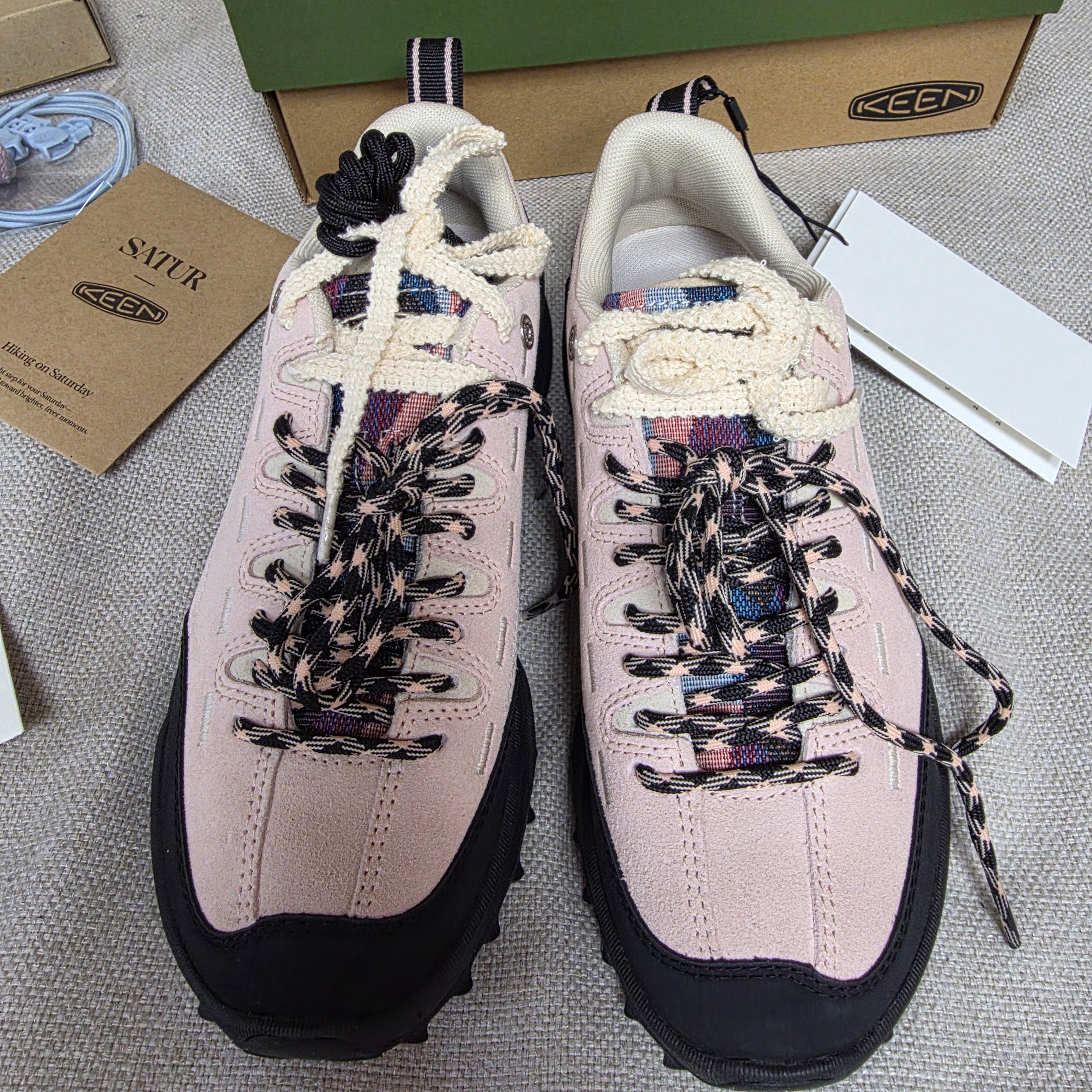SATUR X KEEN JASPER ZIONIC Light Pink 착용 스타일 - 2