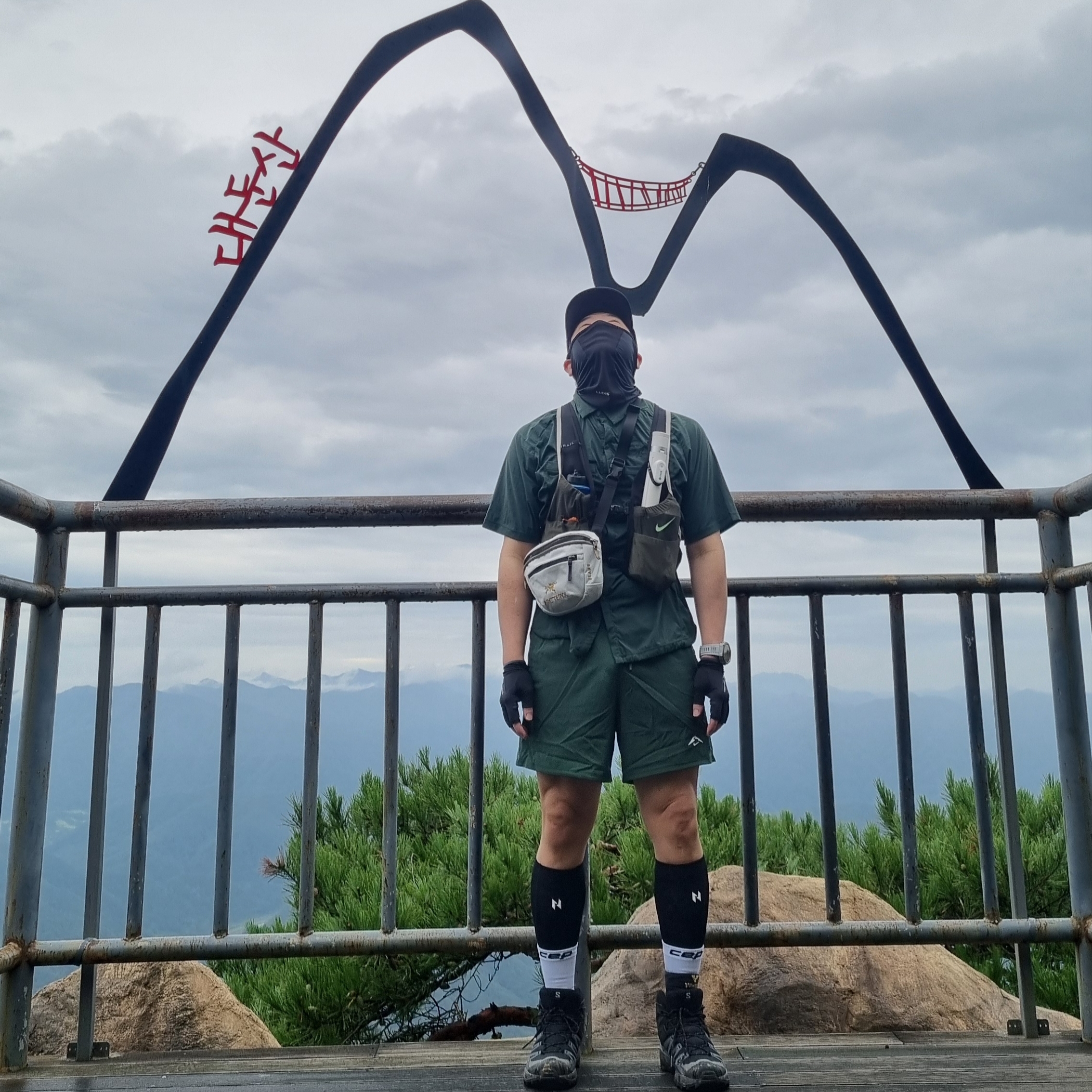 Salomon X Ultra 360 Mid GTX Black Magnet, Nike Trail 2.0 Running Vest Black Medium Olive 착용 스타일 - 1