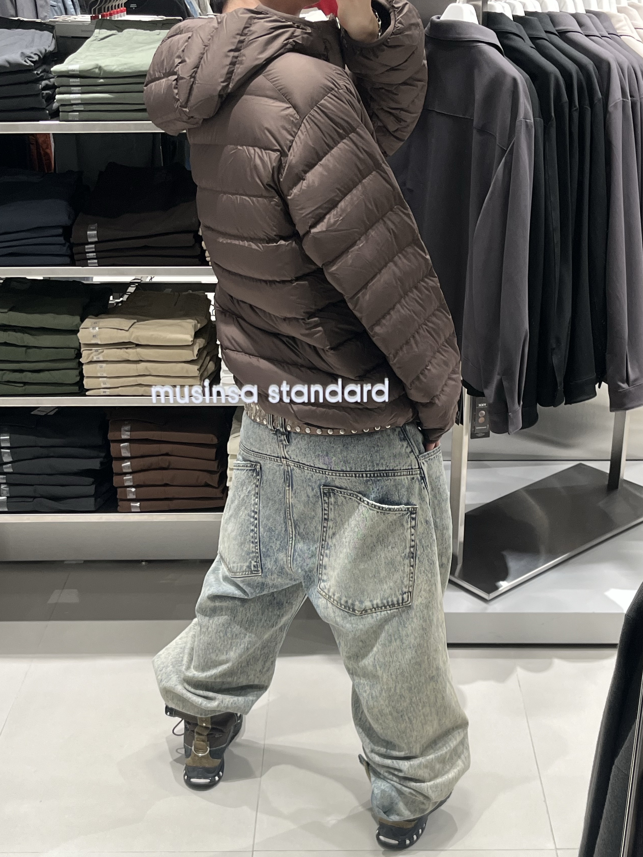 Musinsa Standard City Leisure Hooded Light Down Jacket Brown, Salomon x The Broken Arm XA Jungle Black White 착용 스타일 - 2
