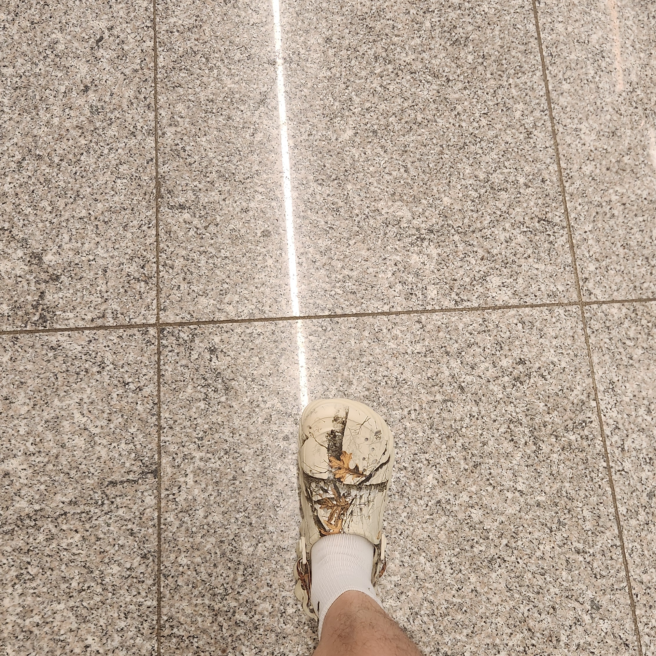 Crocs Echo Clog Real Tree Bone 착용 스타일 - 2