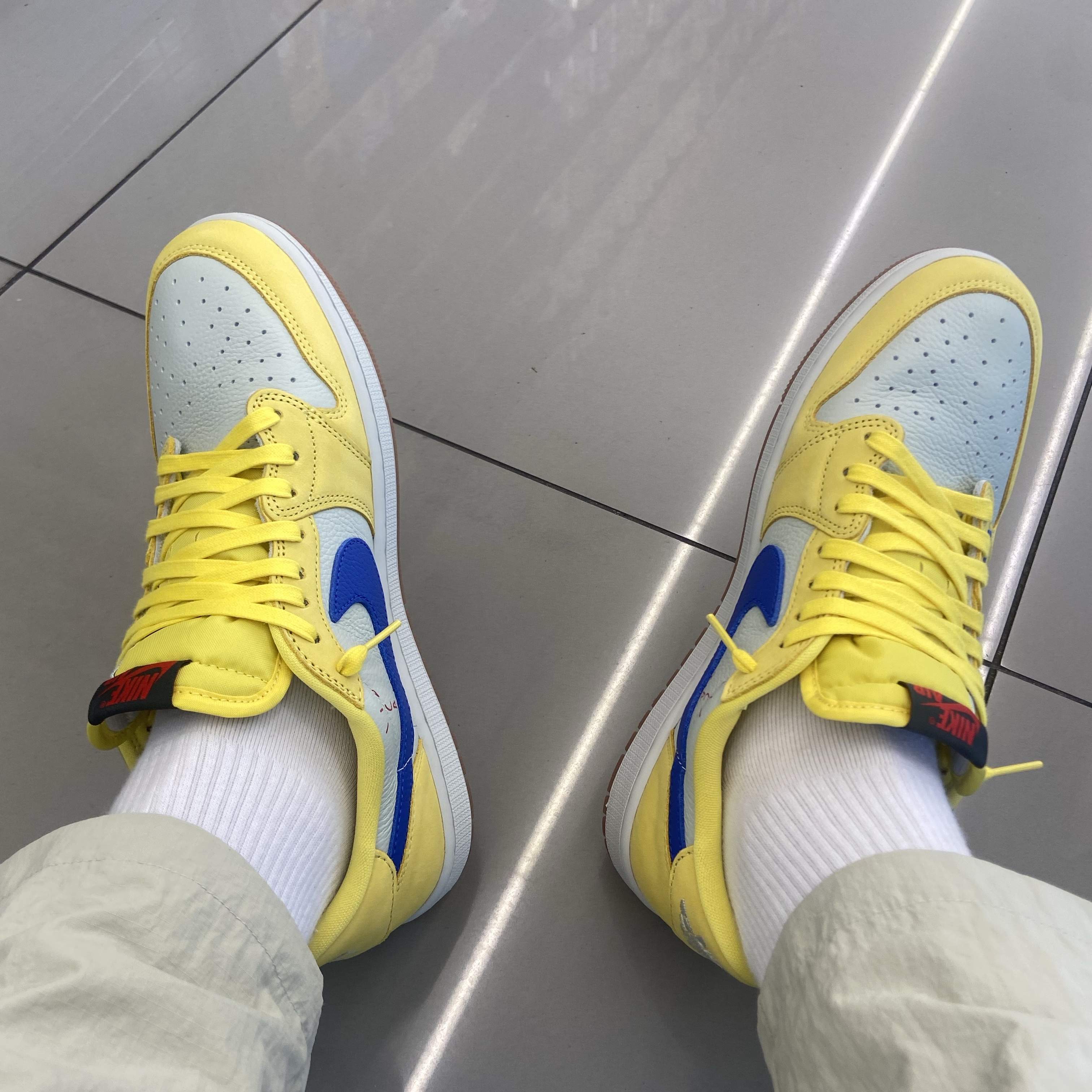 (W) Jordan 1 x Travis Scott Retro Low OG SP Canary 착용 스타일 - 1