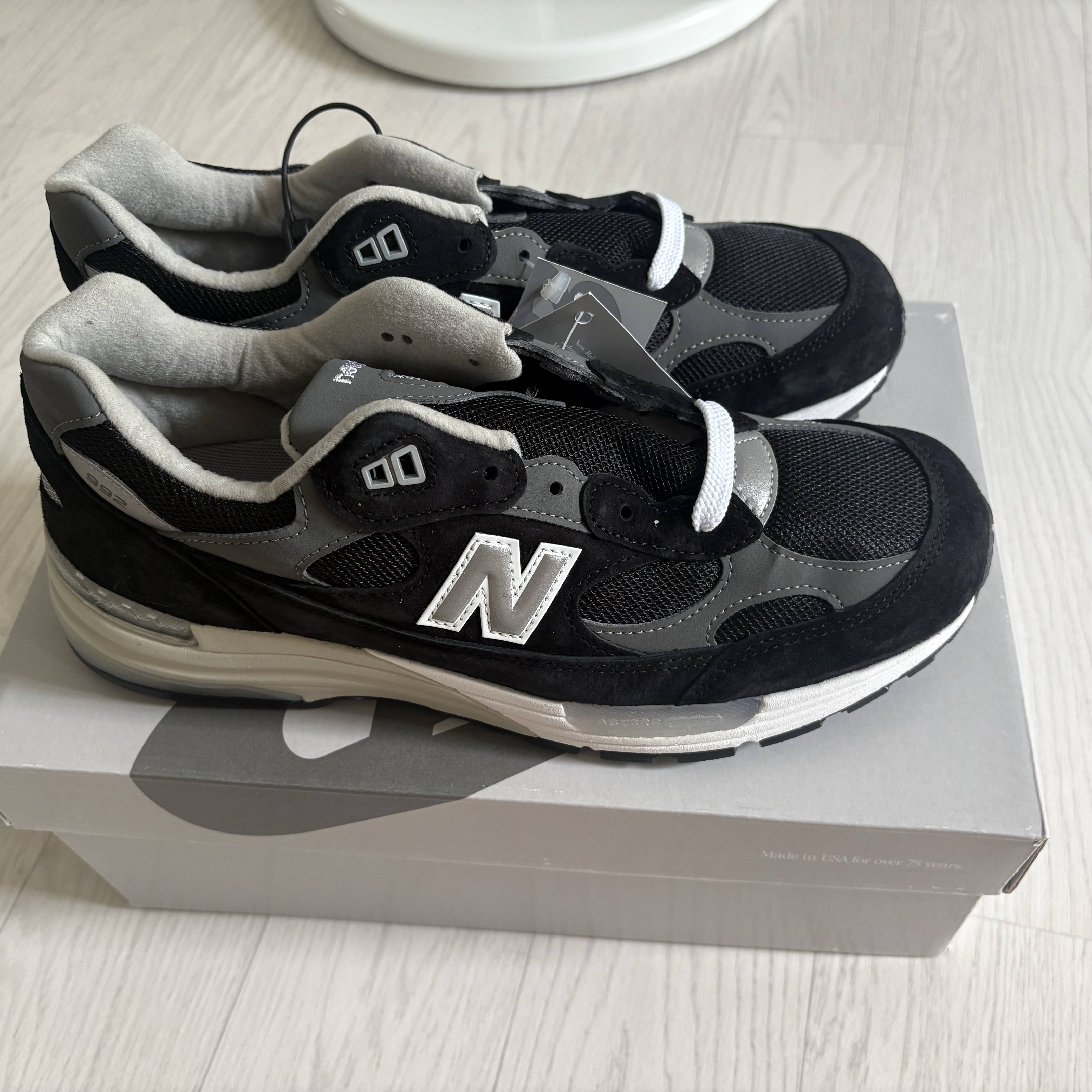 New Balance 992 Made in USA Core Black Grey 착용 스타일 - 1