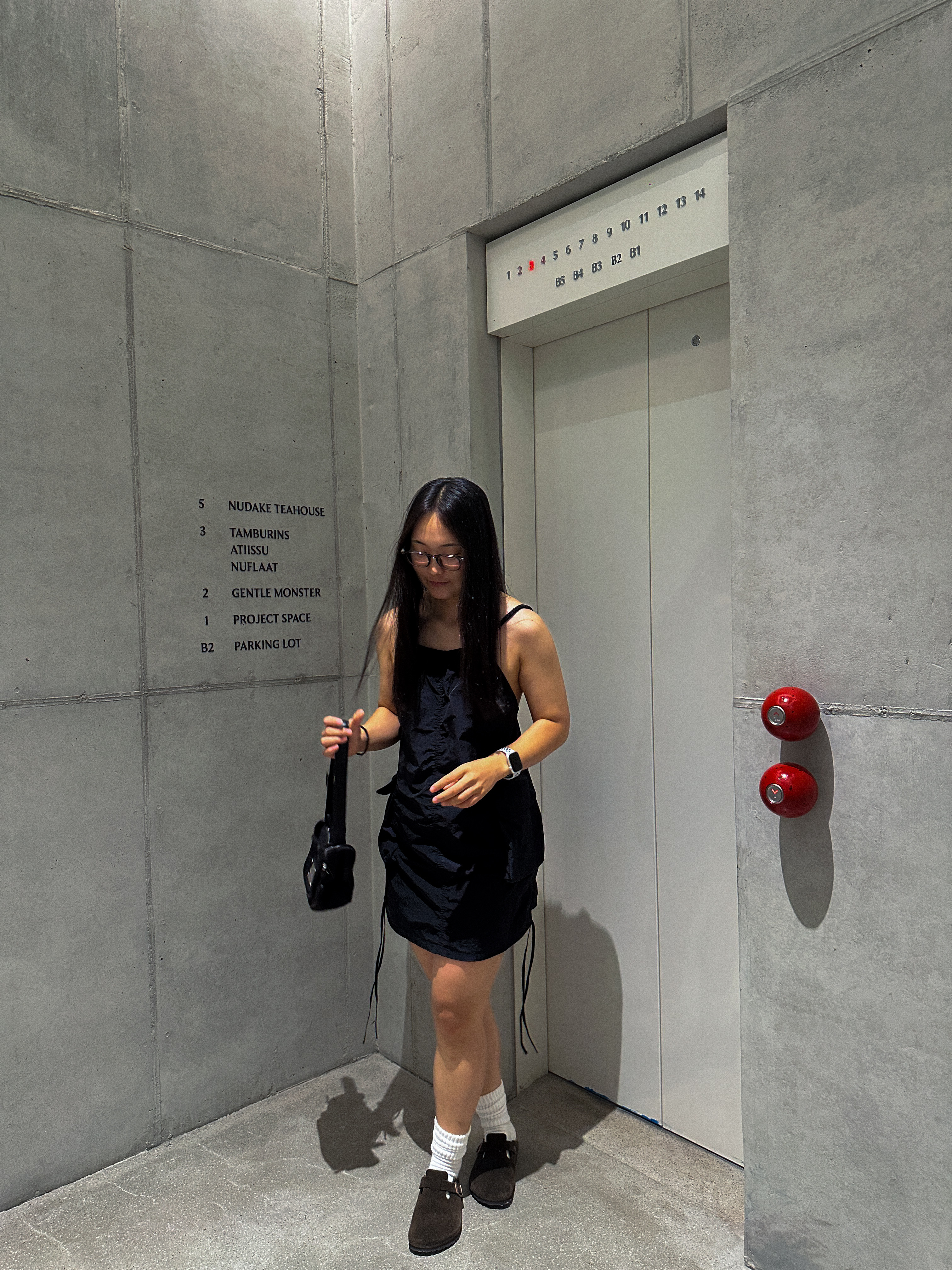 Matin Kim Madeleine Round Bag Black, Birkenstock Boston Soft Footbed Mocha - Regular 착용 스타일 - 2