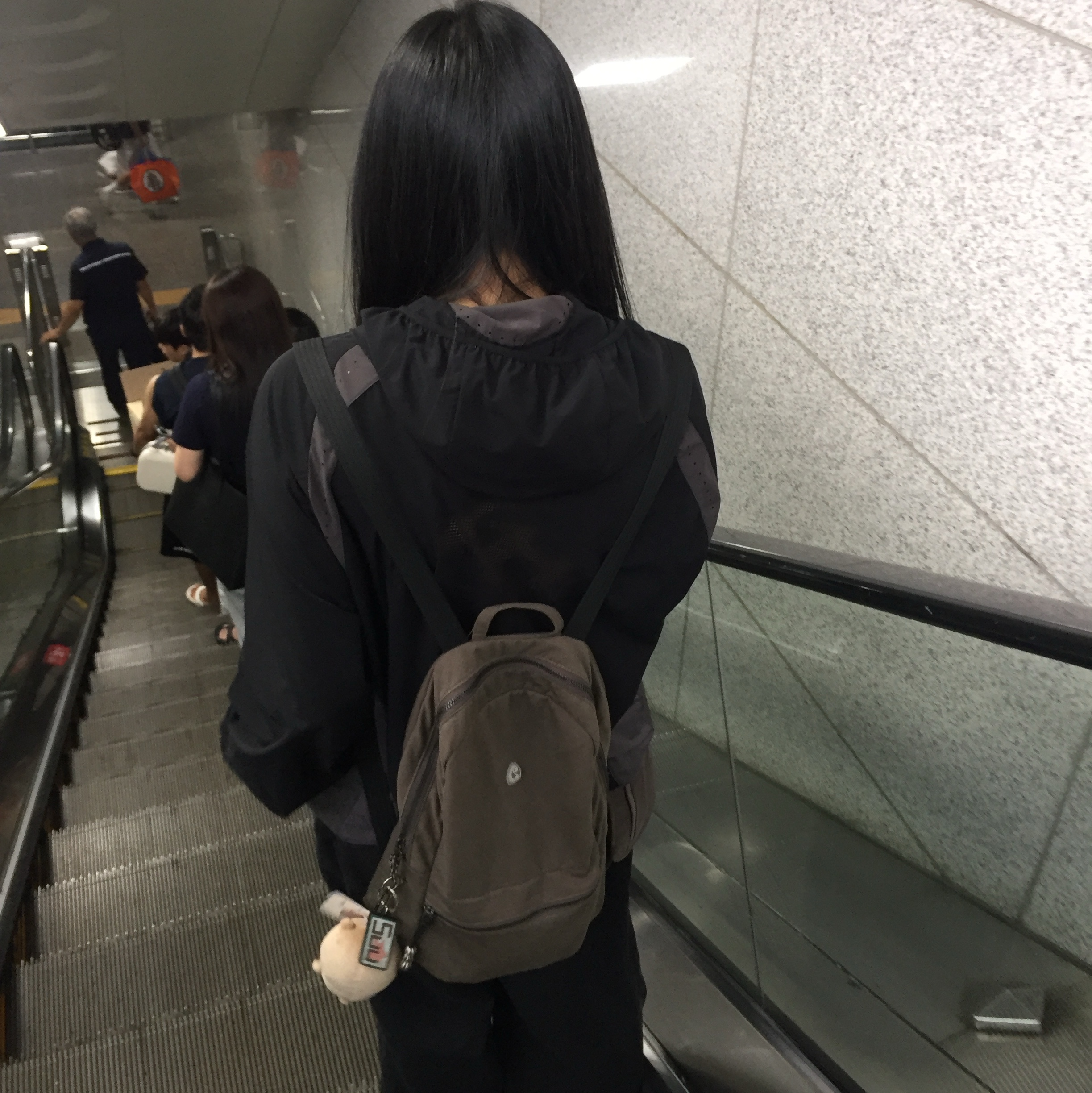 Sansan Gear Running Jacket Black - 23SS, Coyseio Suede Belt Bag Brown 착용 스타일 - 2