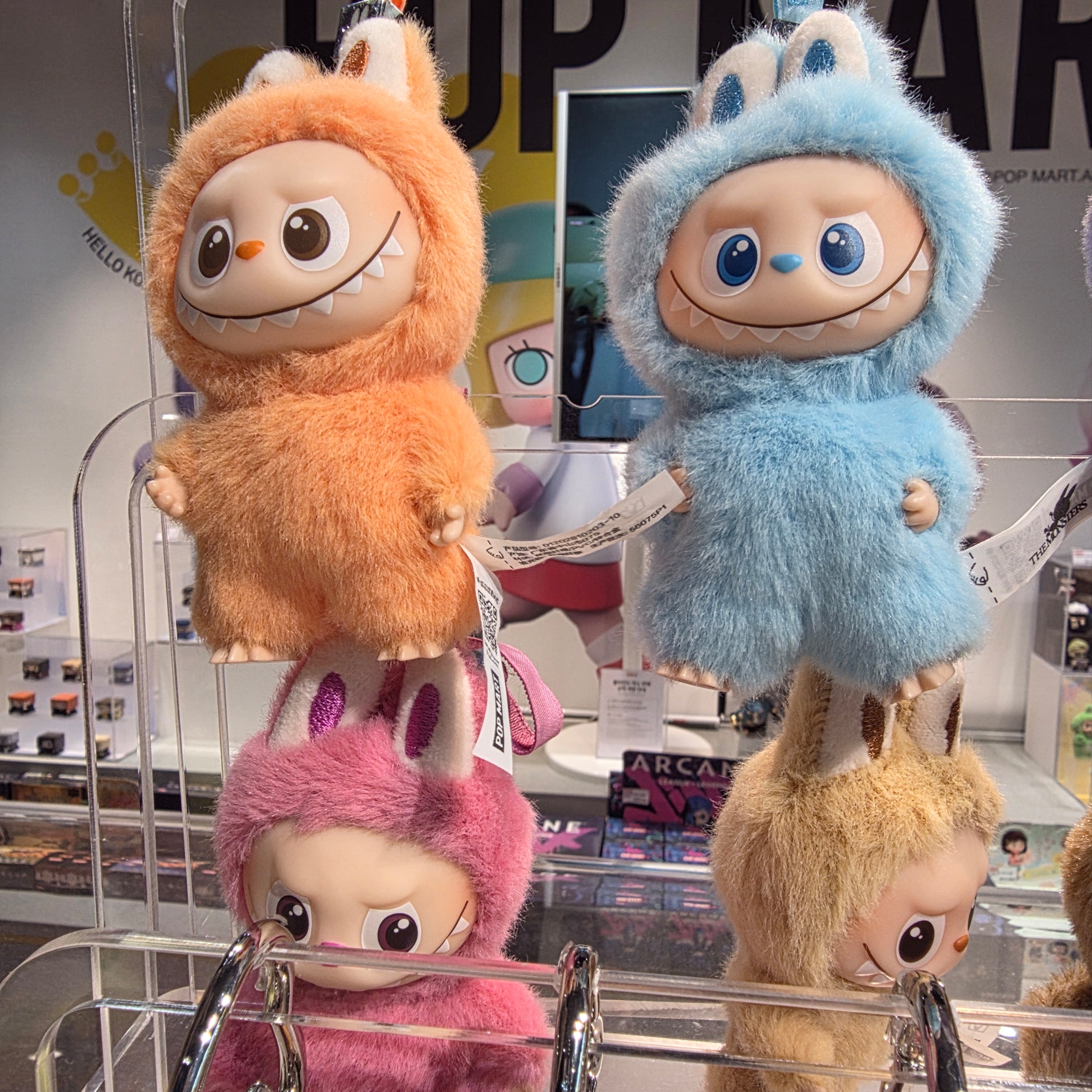 Pop Mart Labubu The Monsters Pin For Love Series Vinyl Plush Pendant (N-Z) Z (Opened Case), Pop Mart Labubu The Monsters Pin For Love Series Vinyl Plush Pendant (N-Z) Q (Opened Case) 착용 스타일