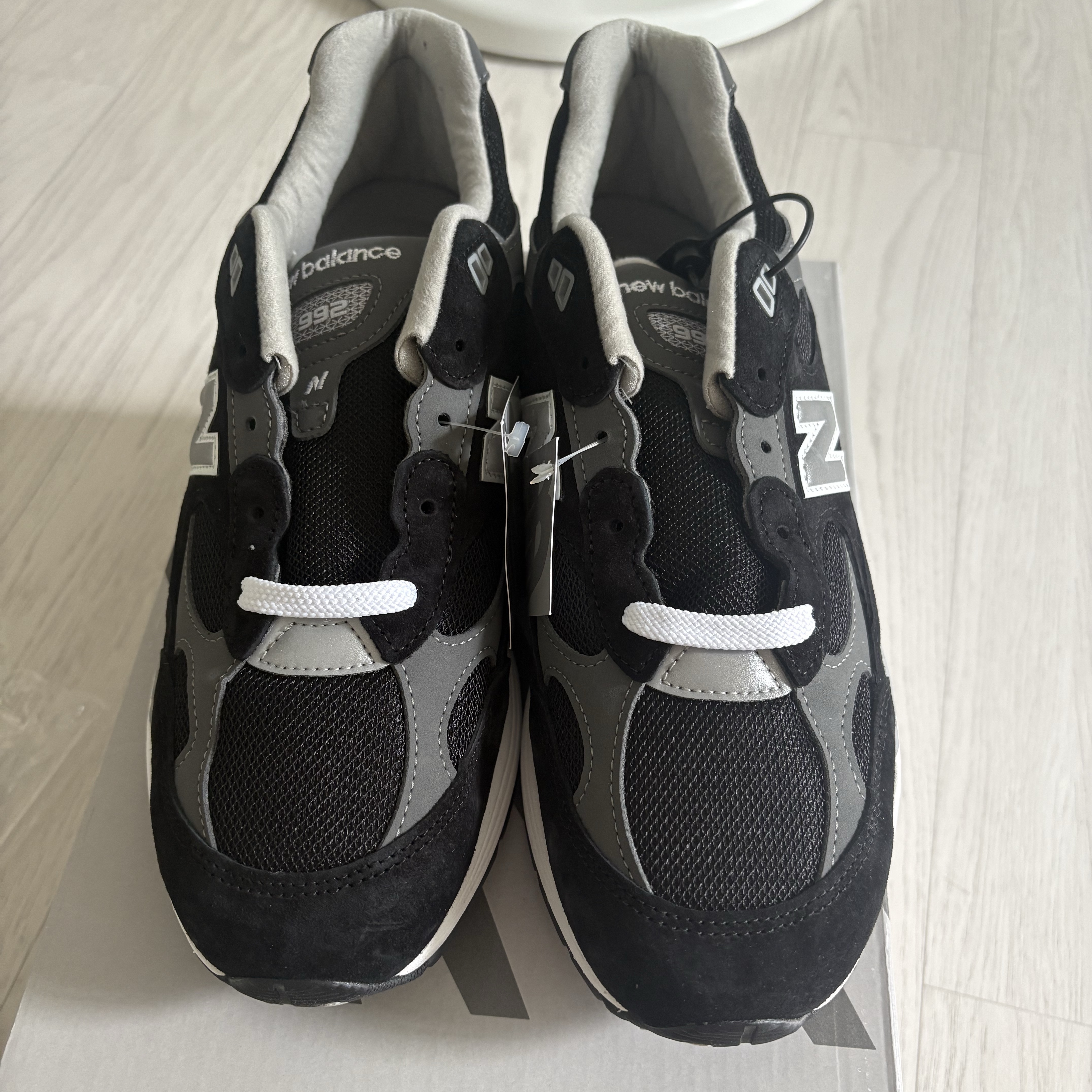 New Balance 992 Made in USA Core Black Grey 착용 스타일 - 2