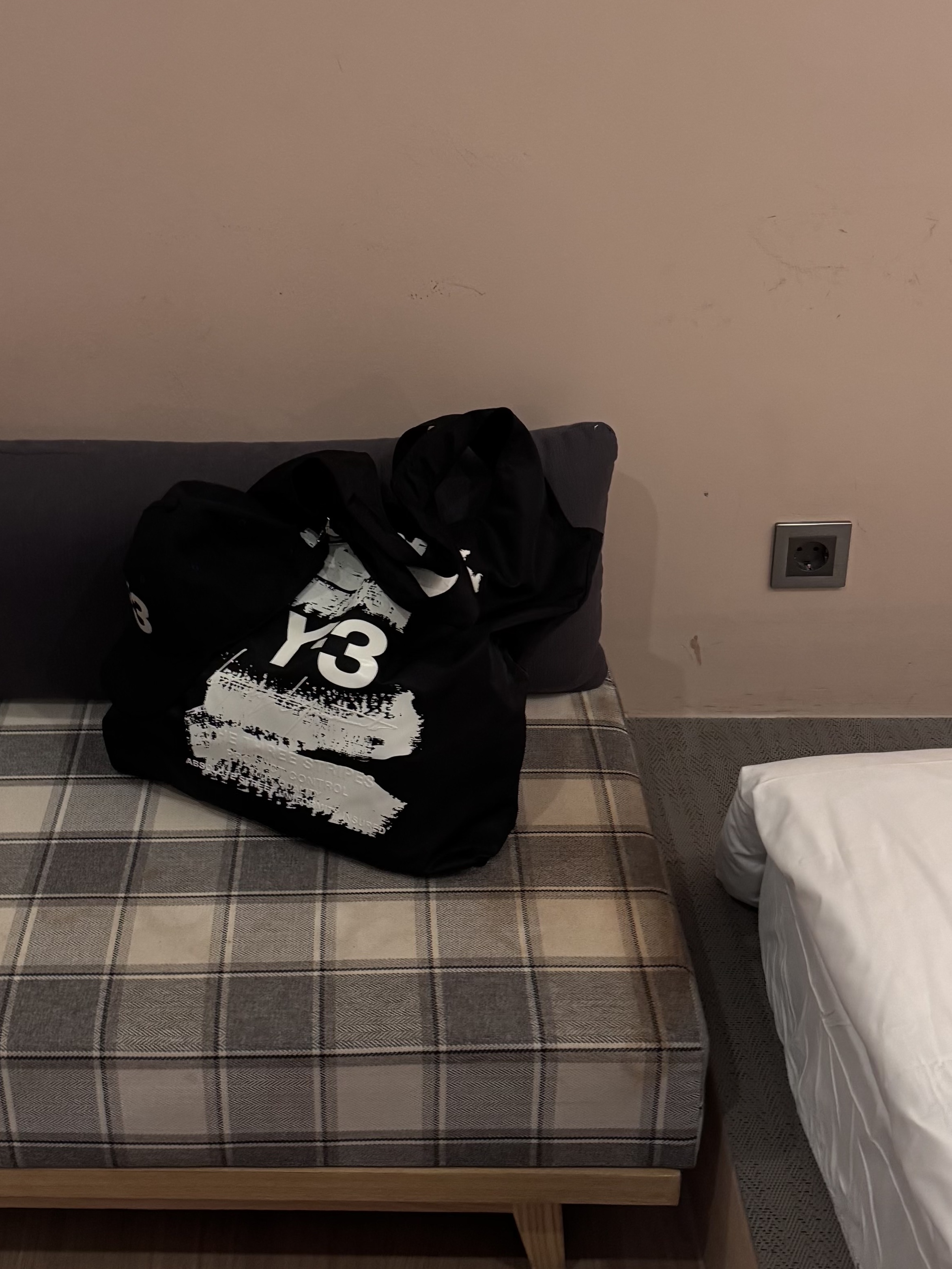 Y-3 Tote Black, Y-3 Logo Cap Black 착용 스타일 - 1