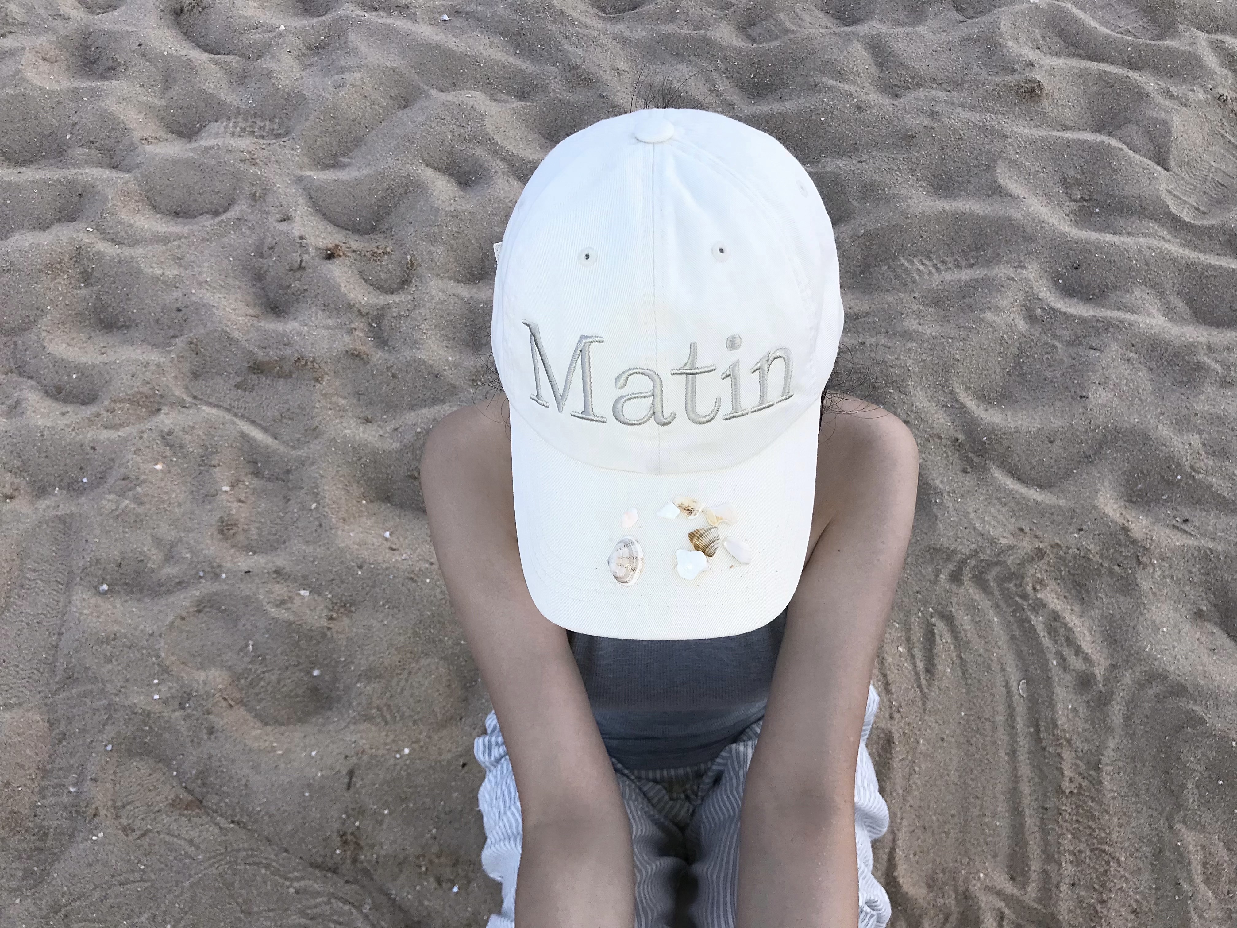 Matin Kim Matin Typo Ball Cap Beige 착용 스타일 - 2