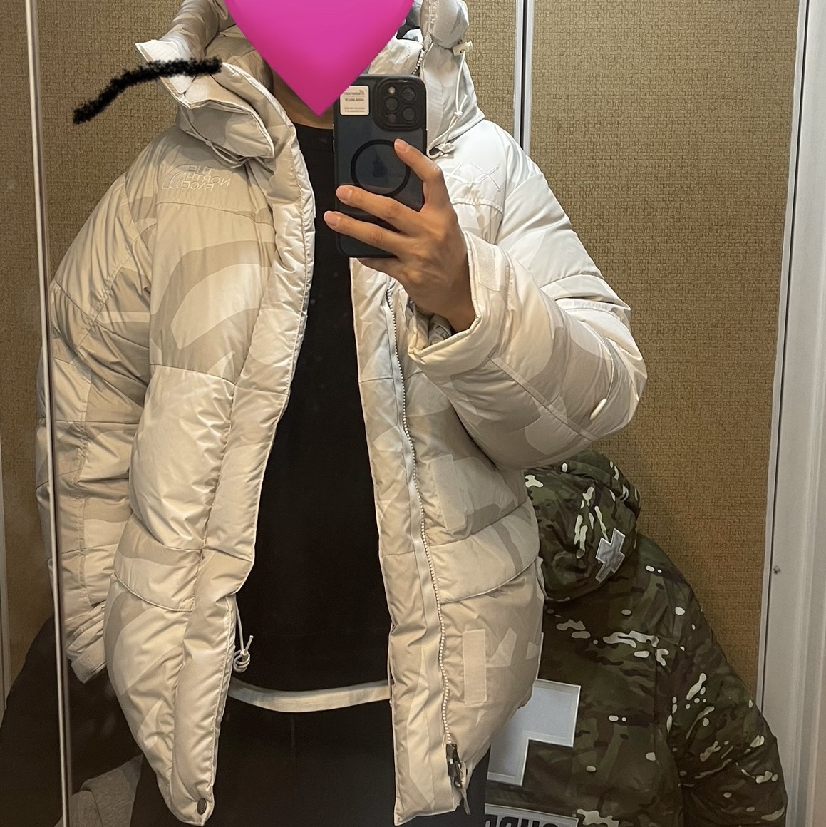 The North Face x Kaws Retro 1994 Himalayan Parka Moonlight Ivory Print - 22FW, Supreme x The North Face Summit Series Rescue Baltoro Jacket Multi Camo - 22SS 착용 스타일