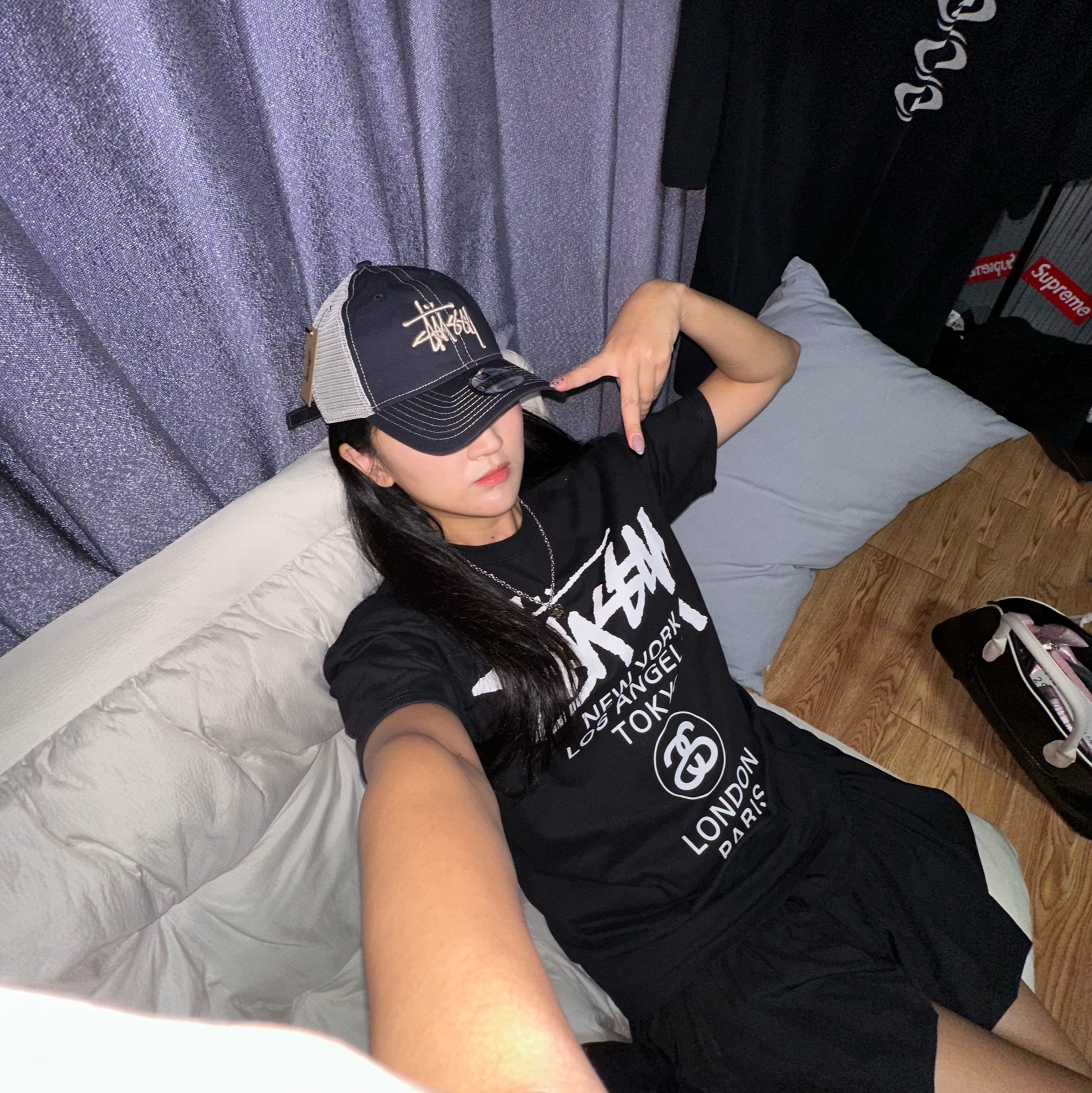Stussy World Tour T-Shirt Black 2024,2025, Stussy New Era 9twenty Basic Trucker Black 착용 스타일 - 1