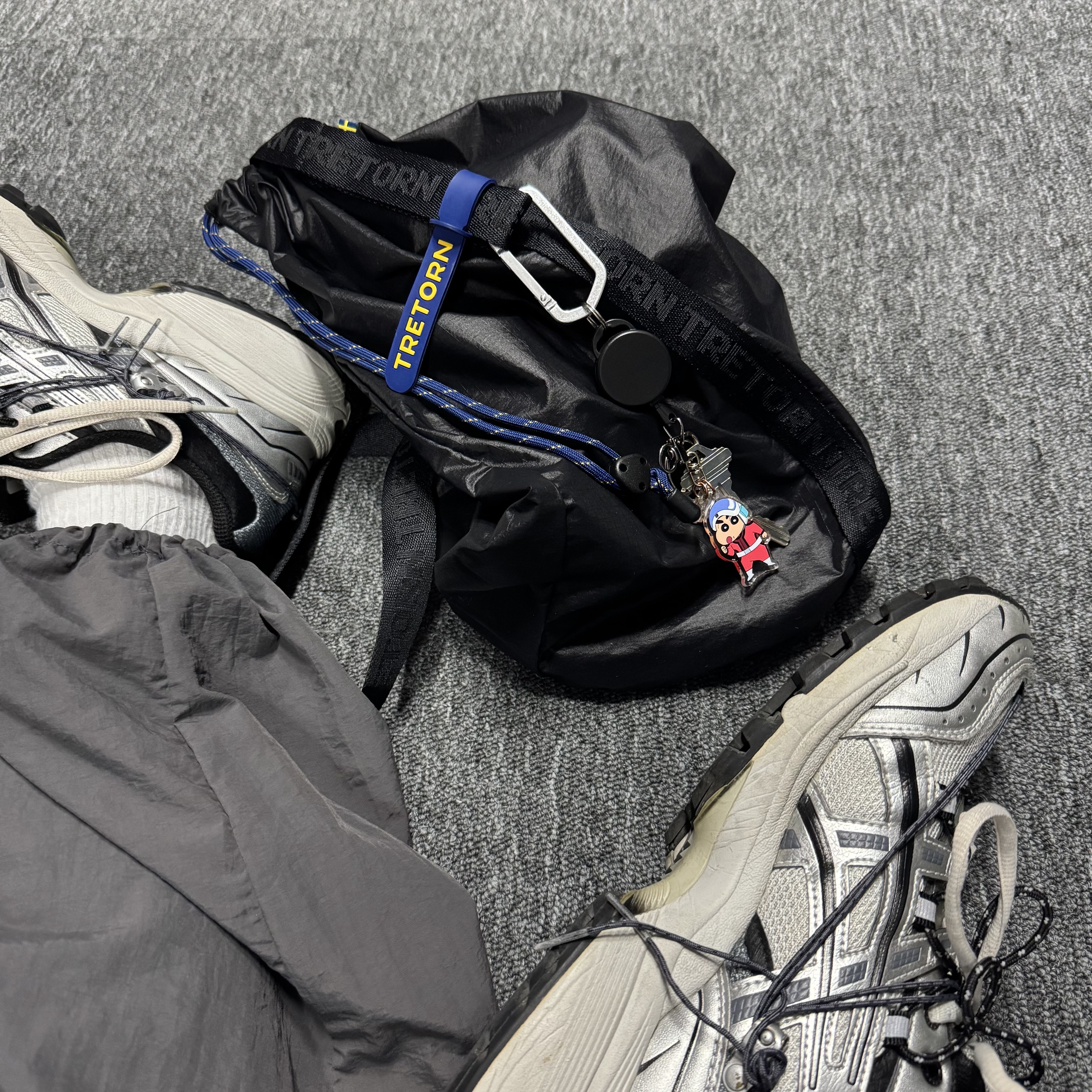 Tretorn Nylon Rip Sling Bag Black, Asics x Andersson Bell Gel-1090 Glacier Grey Silver 착용 스타일 - 2