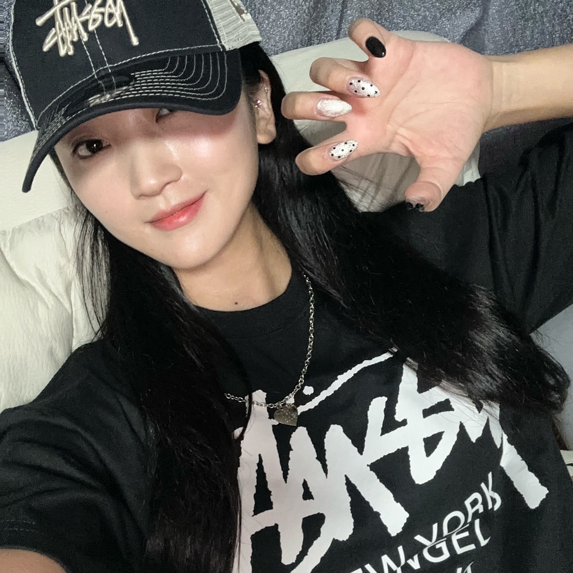 Stussy World Tour T-Shirt Black 2024,2025, Stussy New Era 9twenty Basic Trucker Black 착용 스타일 - 2