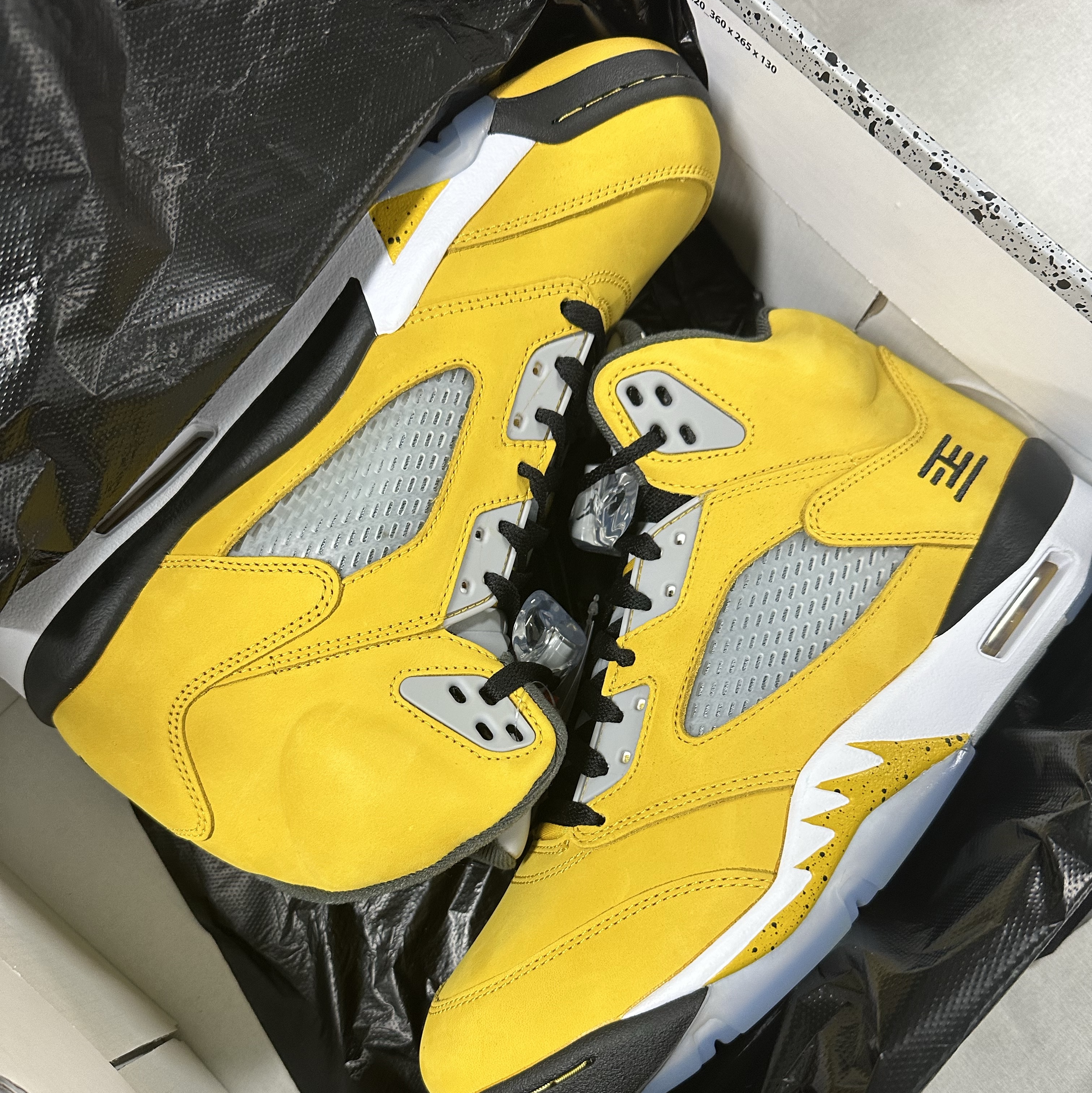 Jordan 5 Retro Varsity Maize and Wolf Grey 착용 스타일