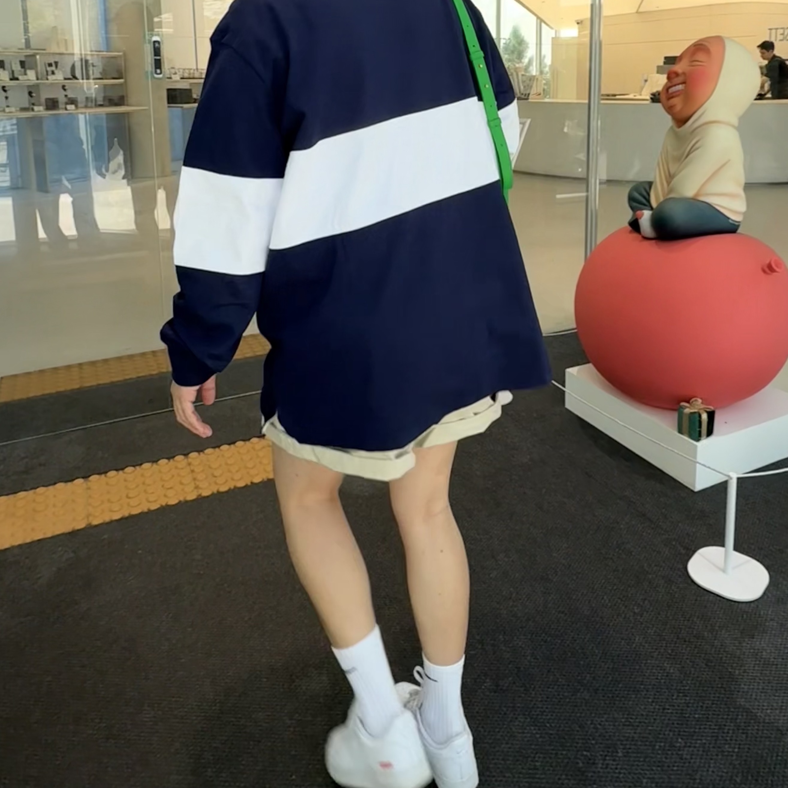 Bottega Veneta Mini Leather Cassette Parakeet, Nike x Supreme Air Force 1 Low White 착용 스타일 - 1