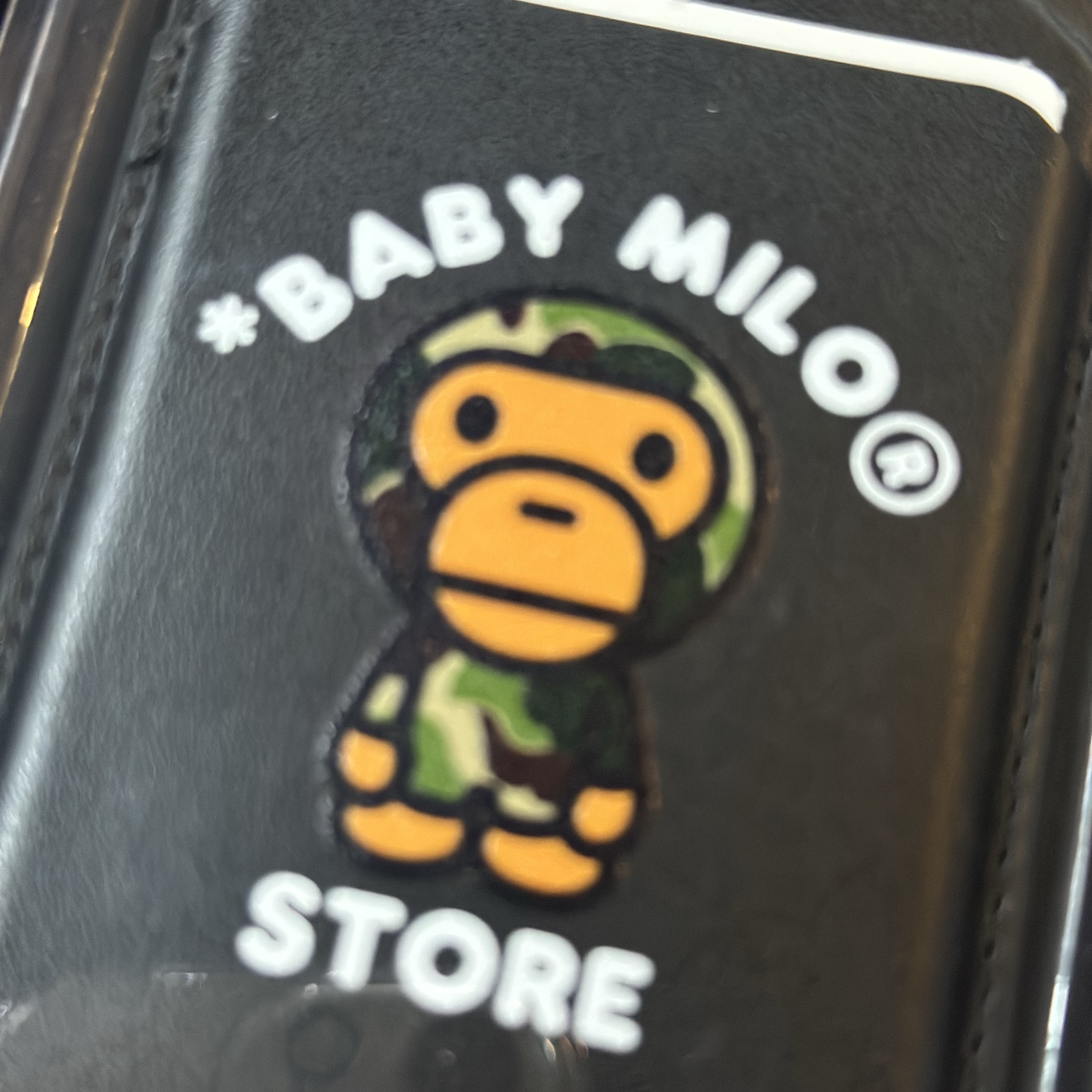 BAPE Baby Milo MagSafe Card Holder Black 착용 스타일