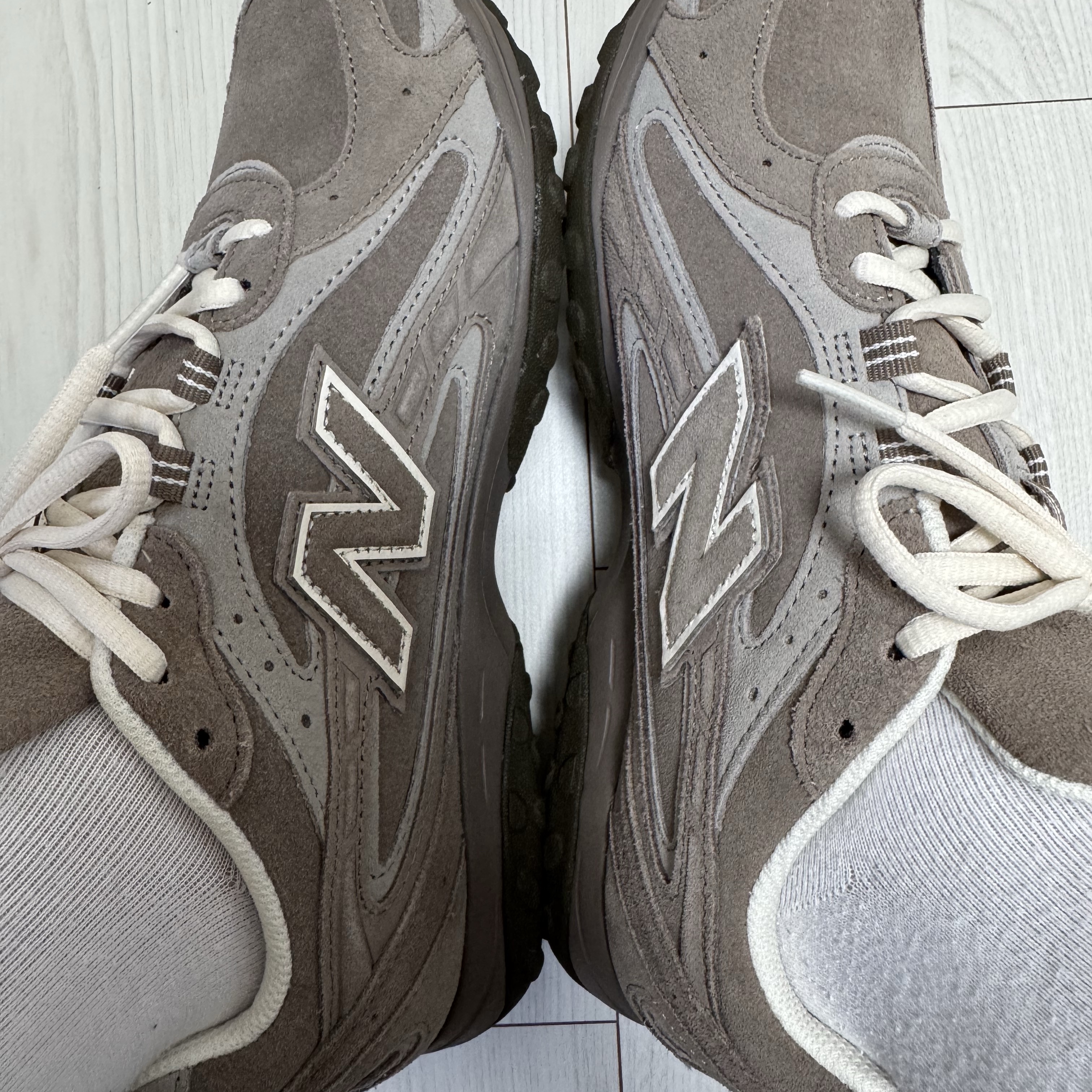 New Balance 204L Suede Mushroom Arid Stone 착용 스타일 - 3