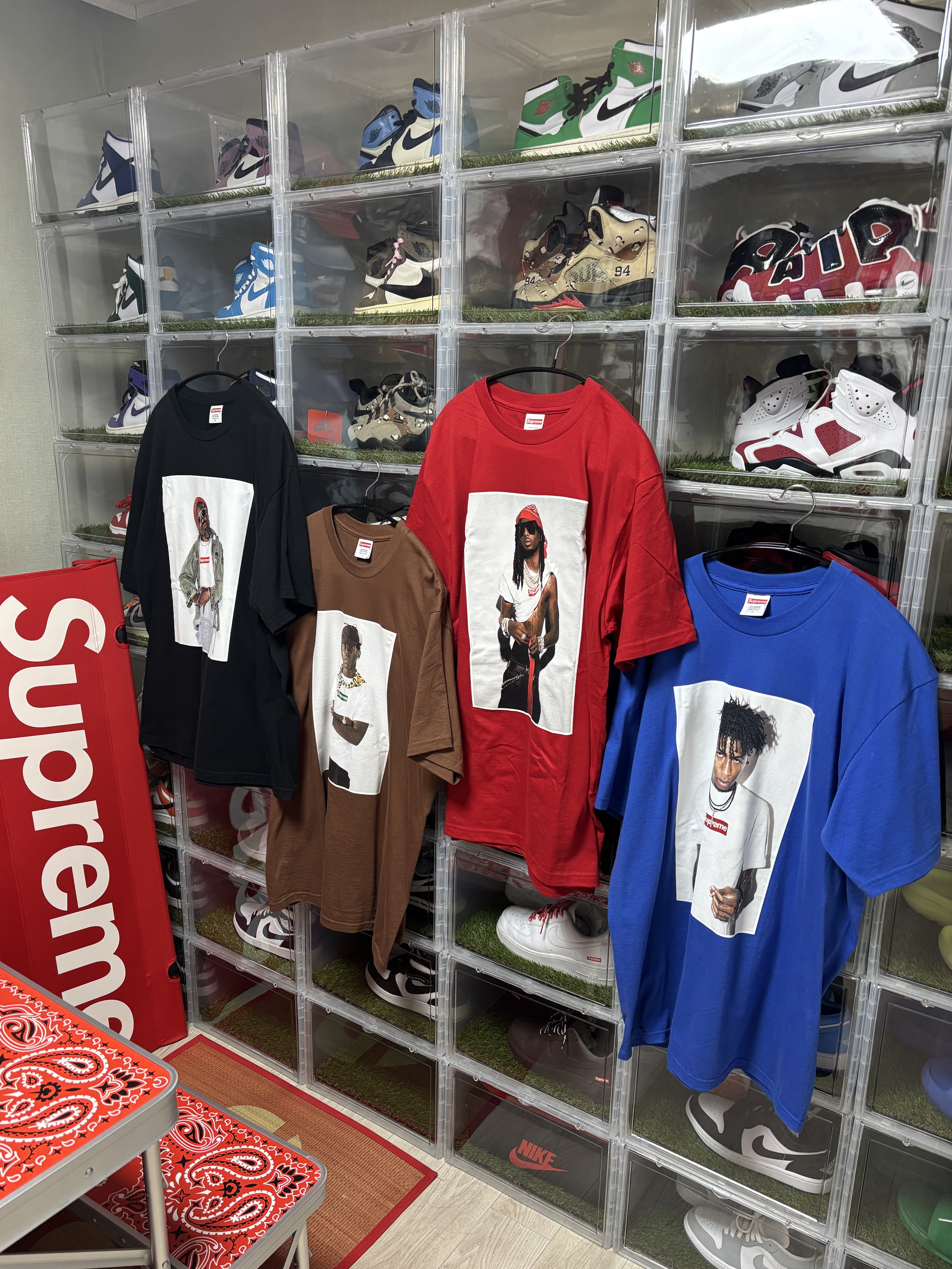 Supreme Playboi Carti T-Shirt Red - 25FW, Supreme Tyler The Creator T-Shirt Brown - 24FW 착용 스타일