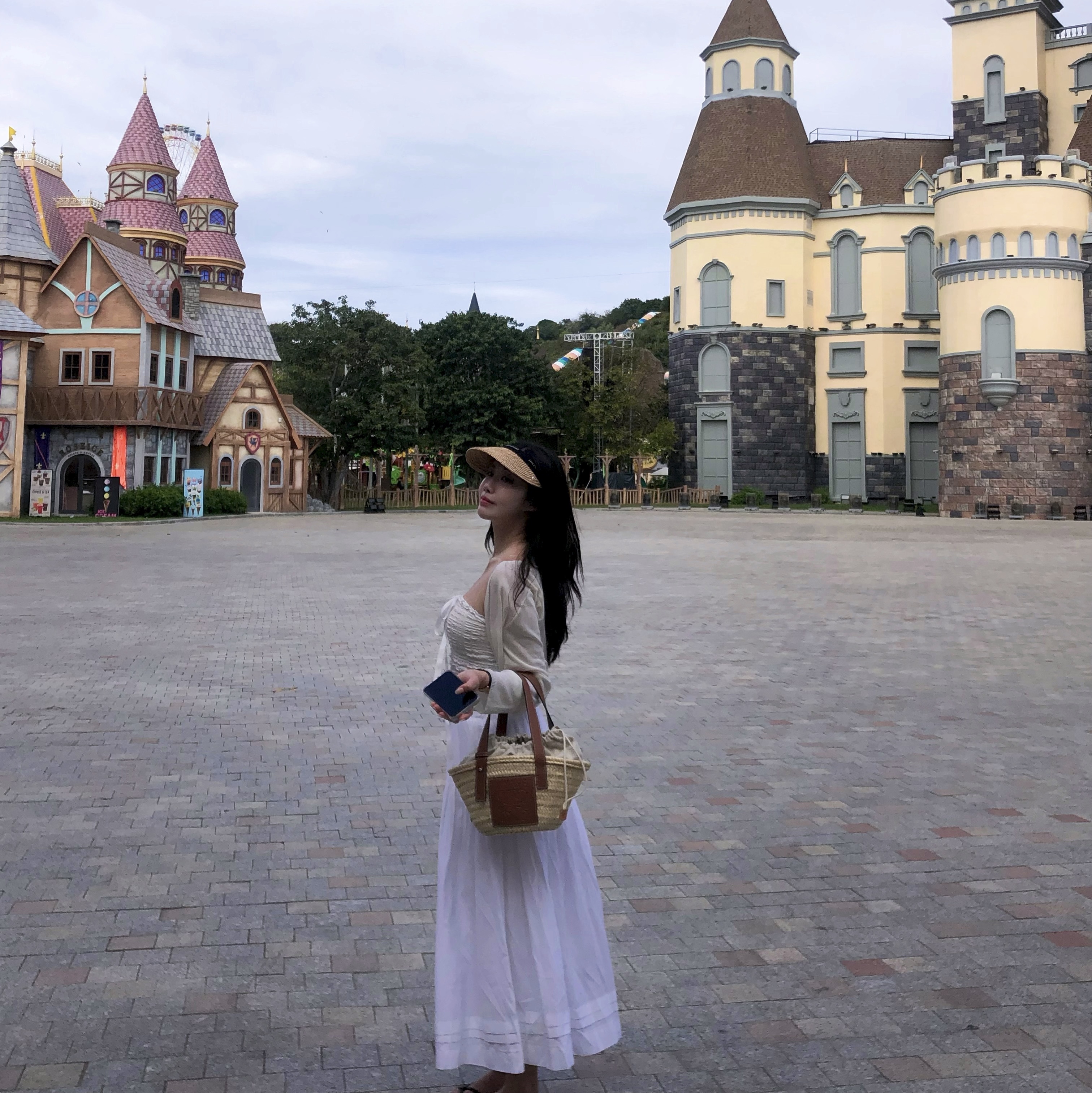 Loewe Small Basket Bag in Palm Leaf and Calfskin Natural Tan, (W) Helen Kaminski Bianca Natural Black Logo 착용 스타일 - 1
