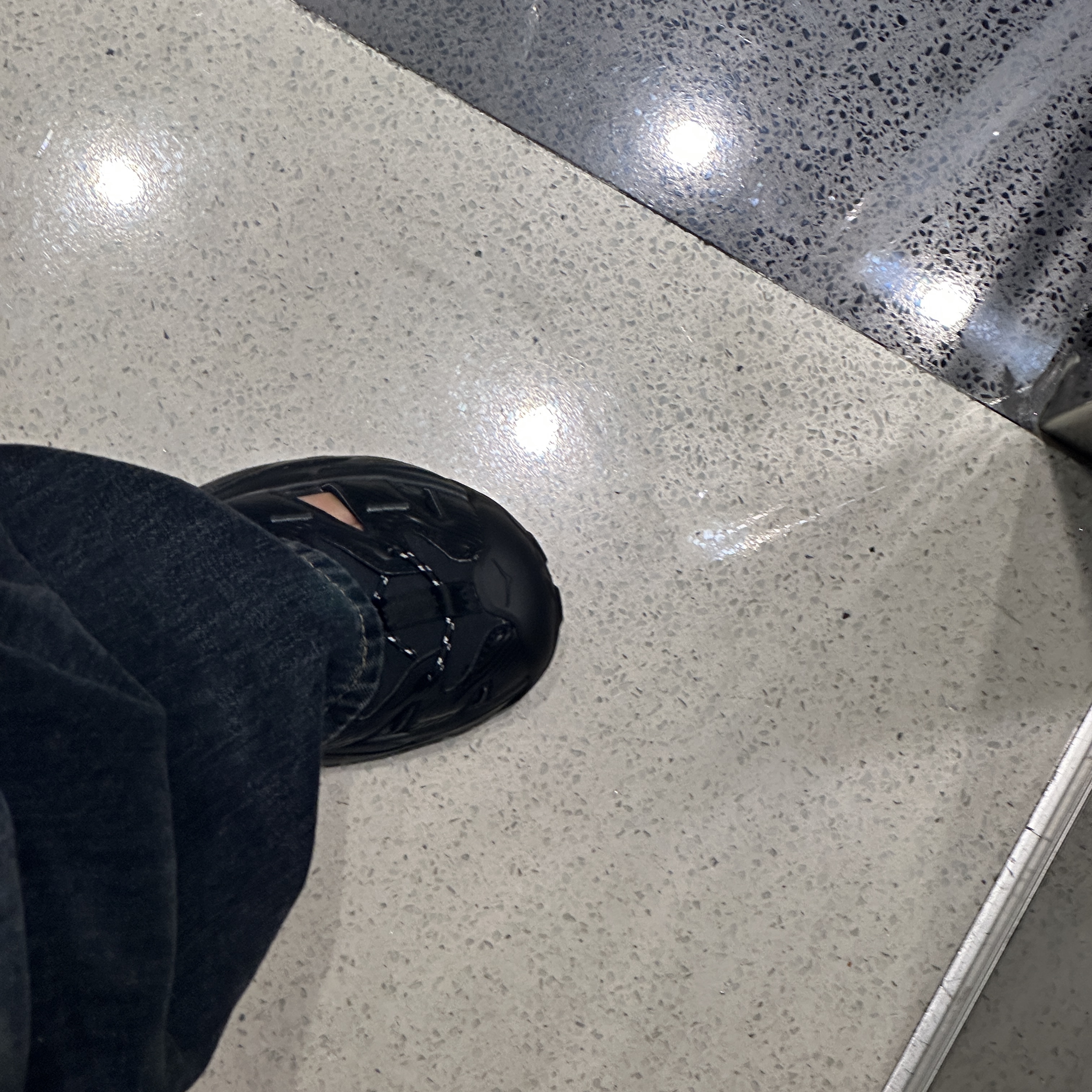 Hoka Hopara Black Castle Rock 착용 스타일 - 1