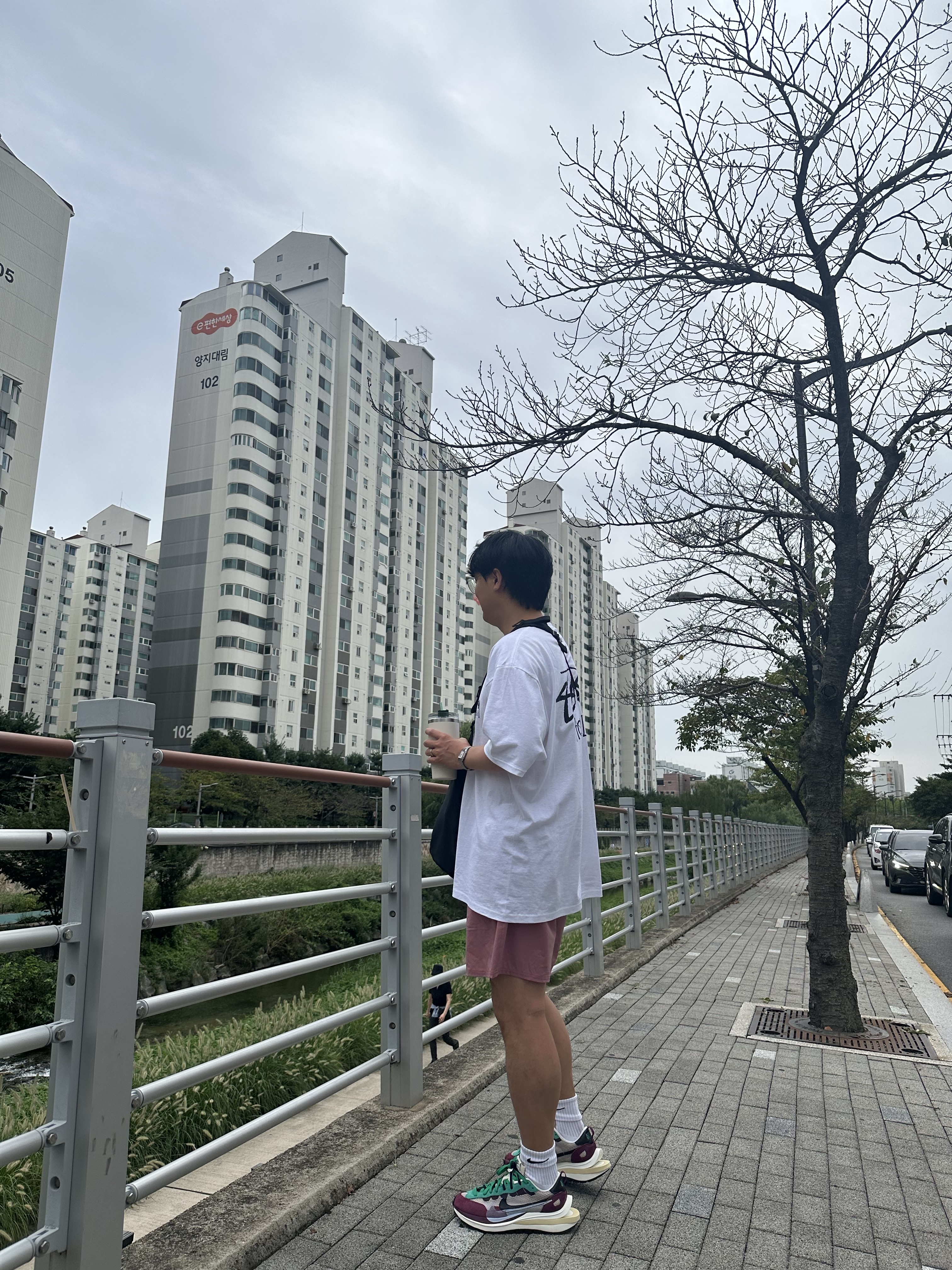 Nike x Sacai VaporWaffle String & Black Villain Red, Stussy Stock Honolulu T-Shirt White 착용 스타일 - 3