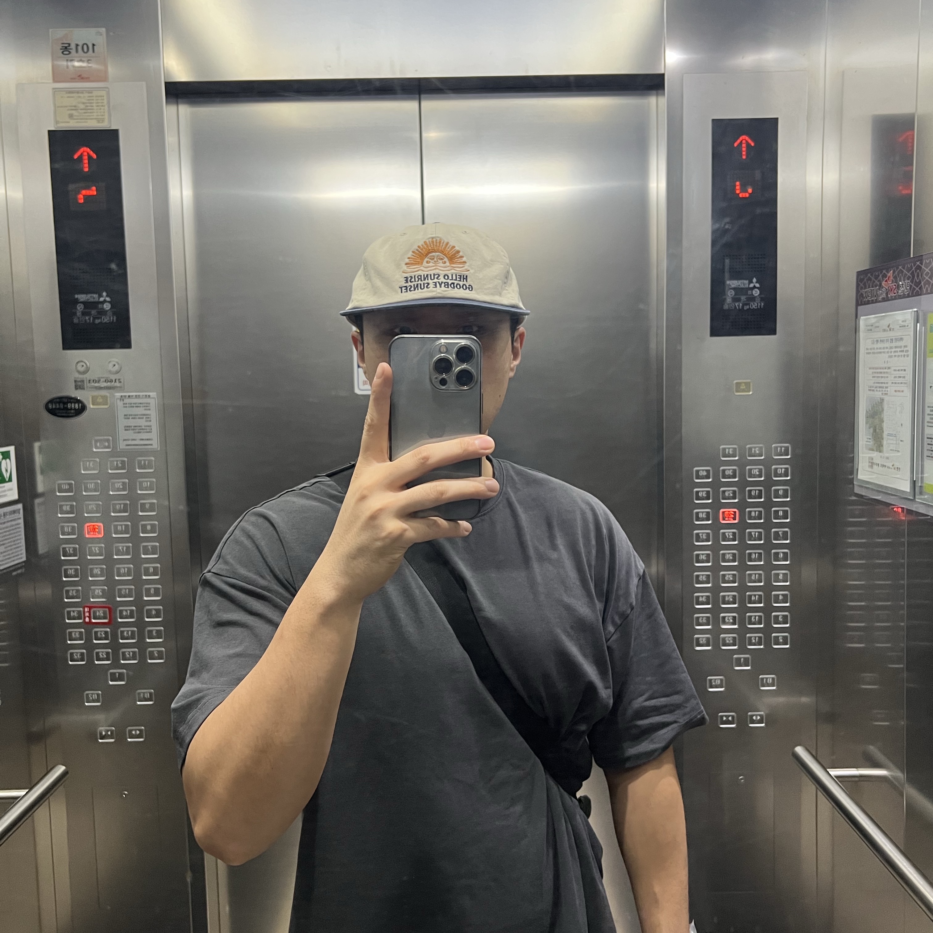 Hello Sunrise 90s Logo 6Panel Cap Beige & Navy 착용 스타일