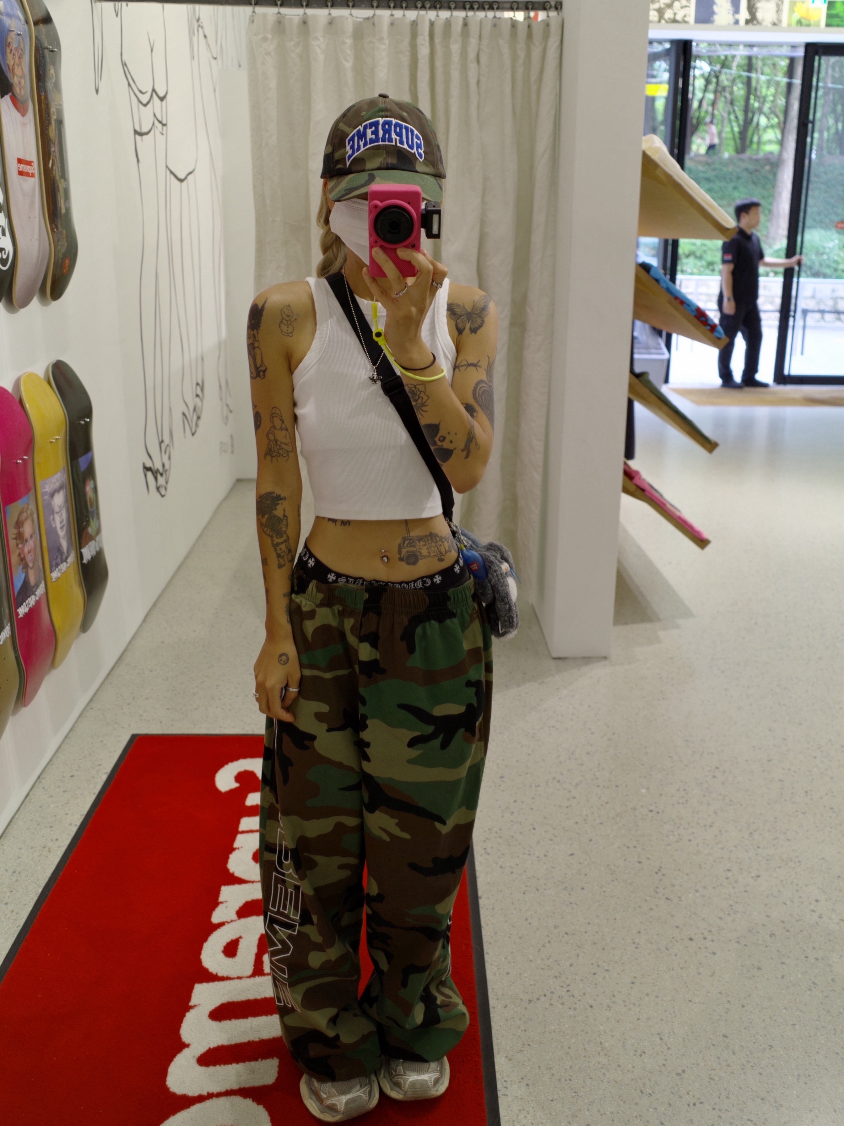 Supreme Spellout Embroidered Ripstop Track Pants Woodland Camo - 25FW, Supreme Felt Arc 6-Panel Woodland Camo - 24FW 착용 스타일